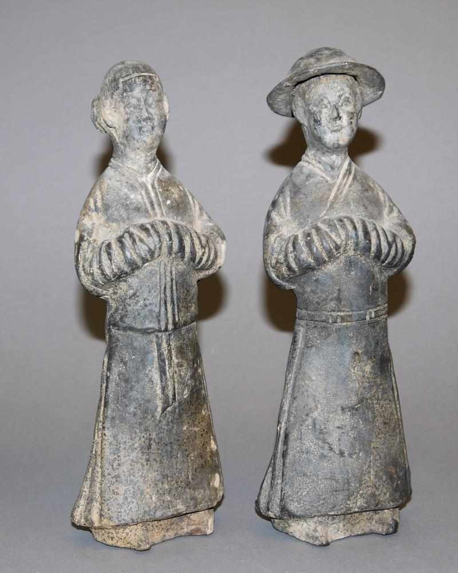 Mingqi-Figurenpaar der Yuan-Dynastie, China 13. – 14. Jh. Grabfiguren-Paar aus schwarz gebranntem