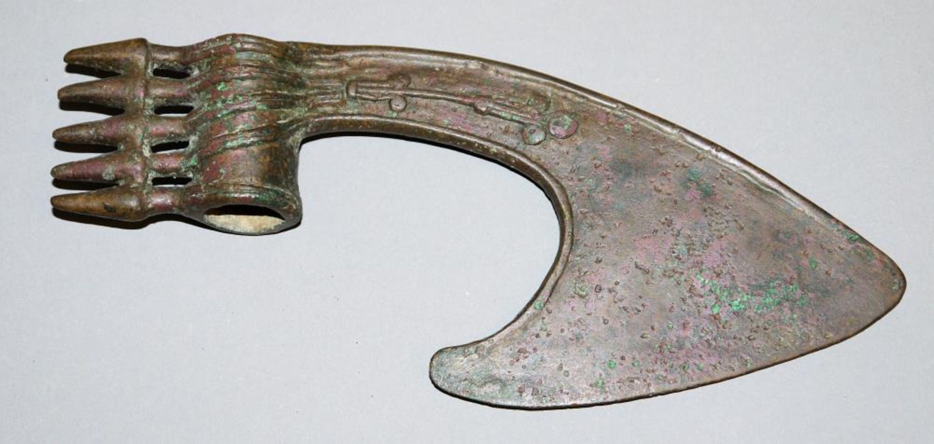 Große Axtklinge aus Bronze, Luristan, Persien, ca. 12. – 7. Jh. v. Chr. Die hakenförmig