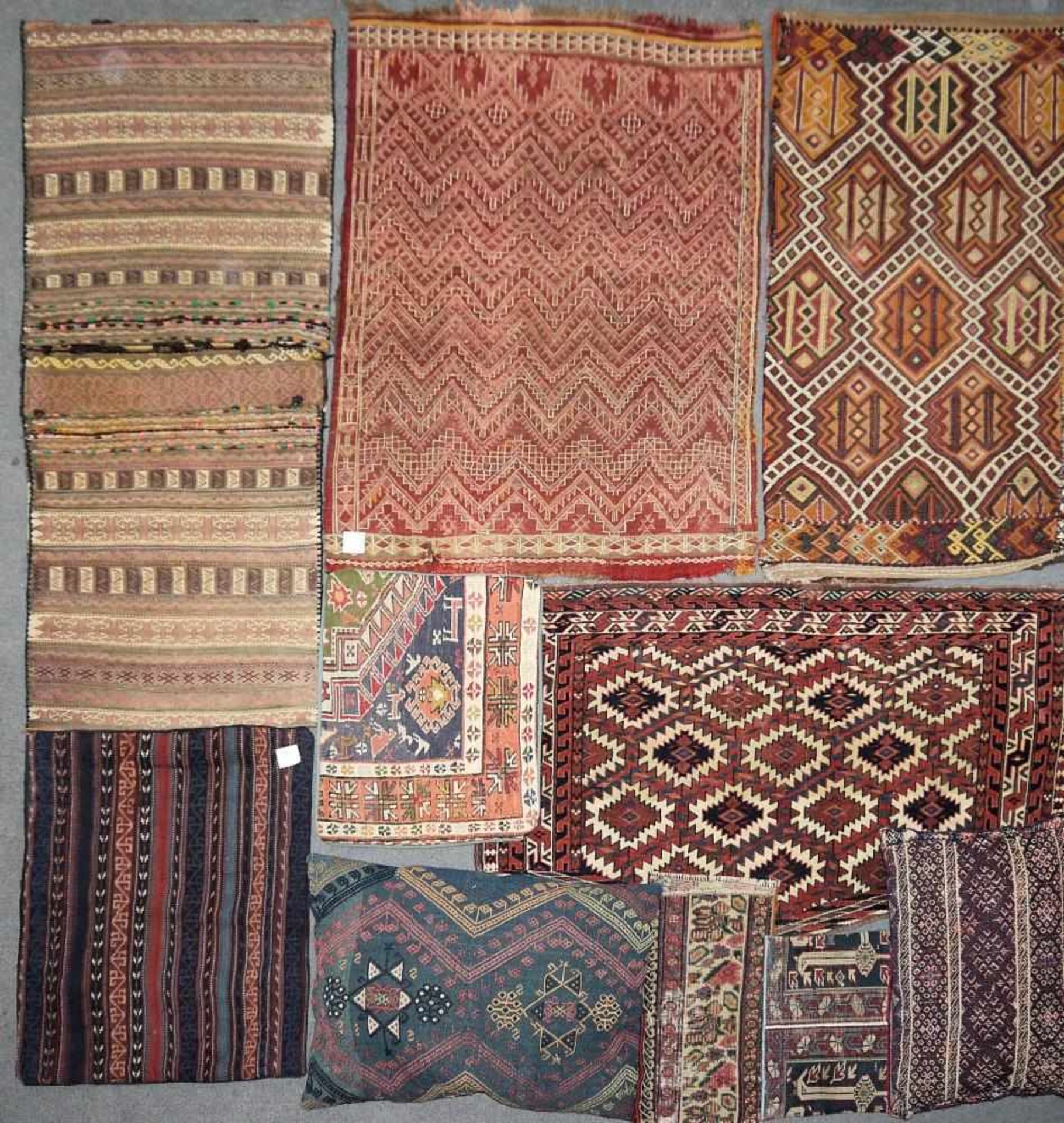 Sammlung Kelim-,Teppich- u. Sumakh-Kissen, Kaukasus/ Iran u.a., Jomud-Asmalyk, Tasche, Algerien usw.