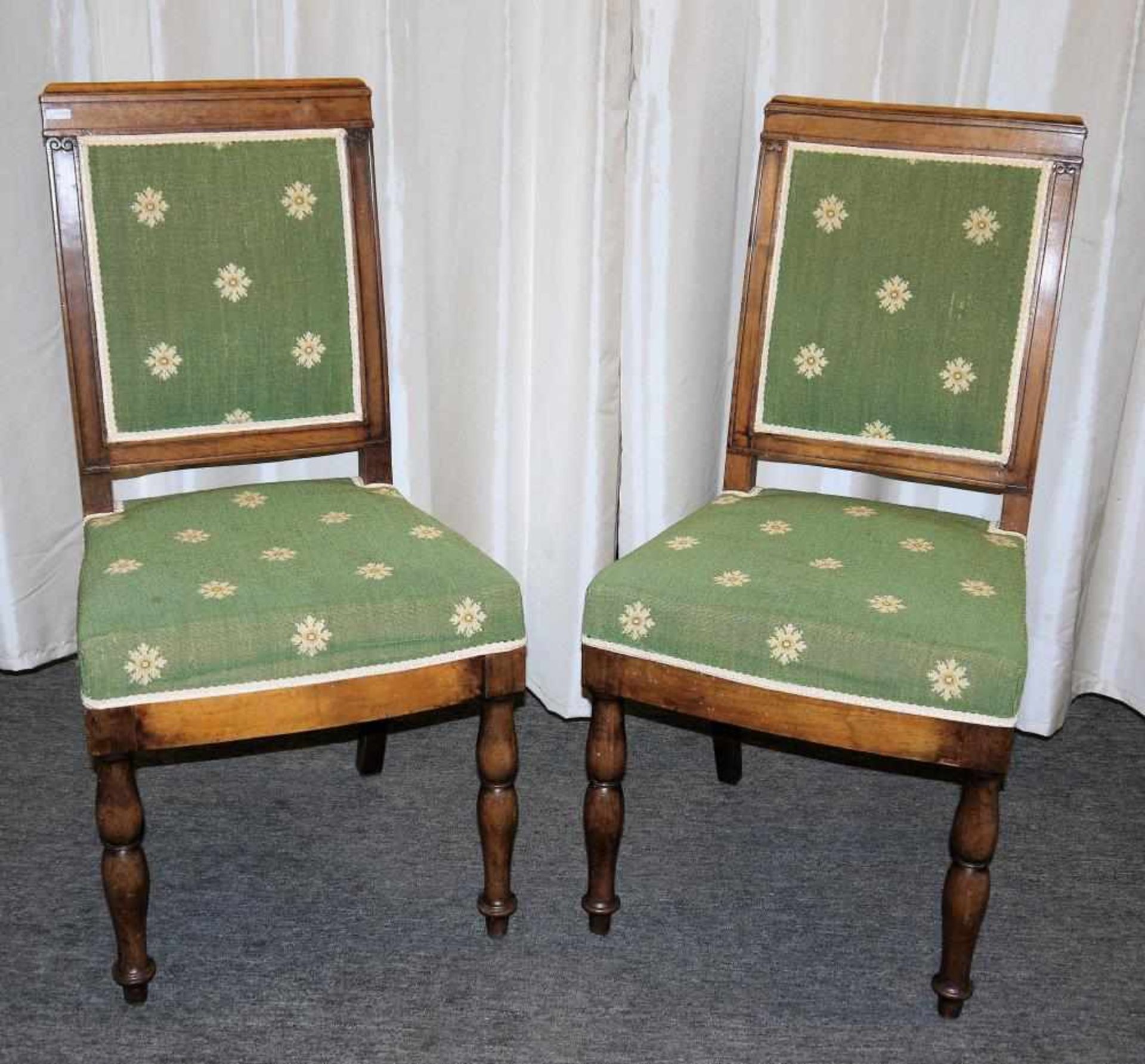 Zwei Stühle des Empire, Frankreich, Anfang 19. Jh. Gegenstücke zweier Speisezimmerstühle aus