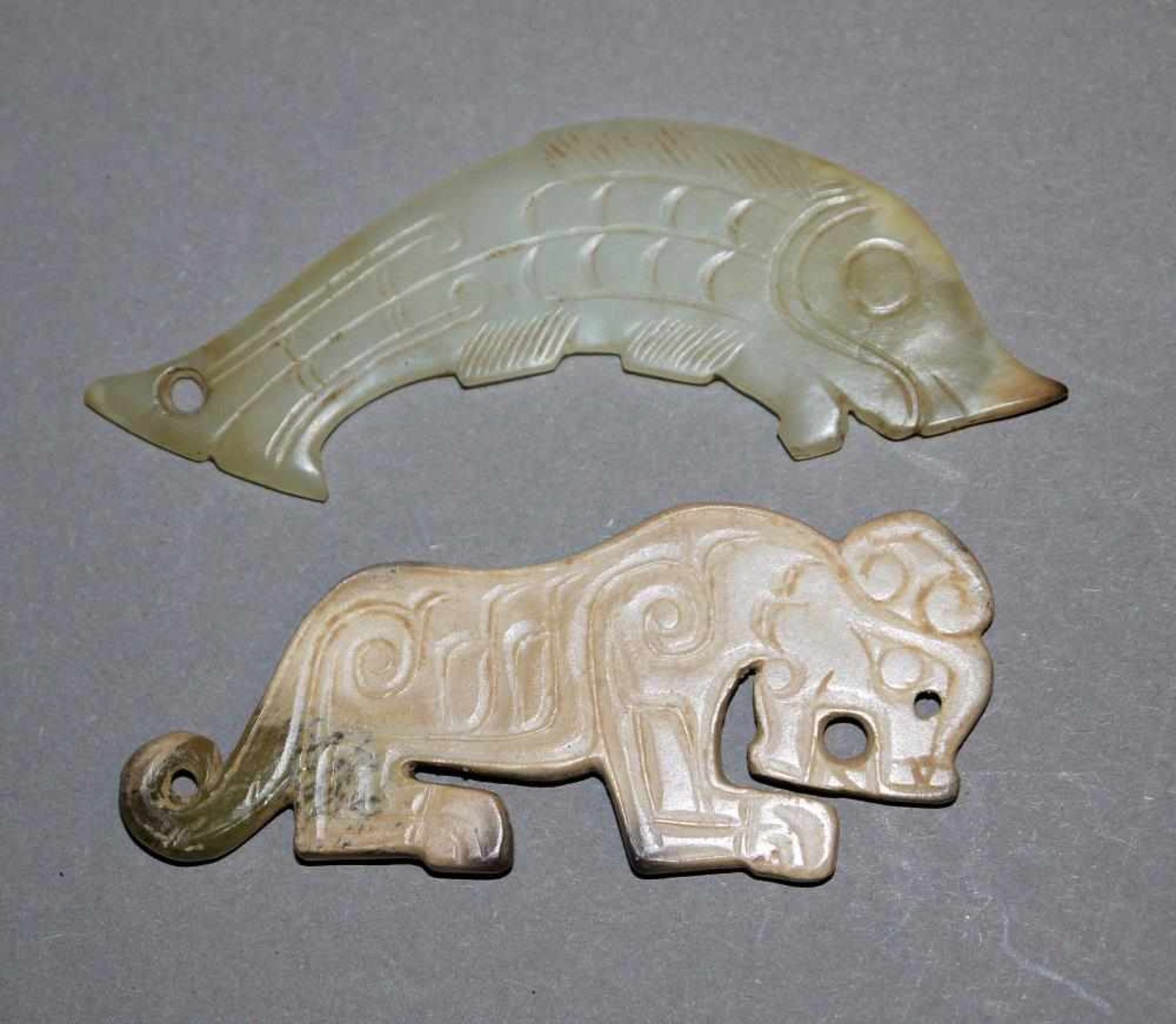 Fisch und Raubkatze, zwei Jade-Plaketten, wohl Westl. Zhou-Dynastie, China 12. – 8. Jh. v. Chr. - Image 2 of 2