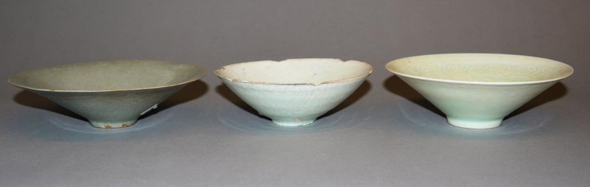Drei Schalen in Yingqing-Porzellan ab Song-Dynastie, China 12. Jh. oder später Schale mit - Image 2 of 3