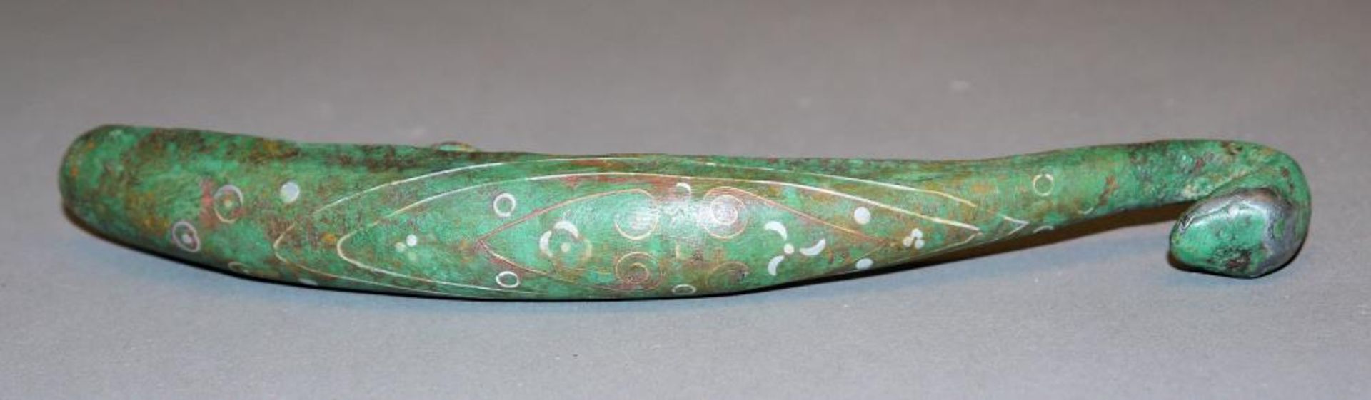 Großer Gürtelhaken aus Bronze, wohl Streitende Reiche oder Han, China 3. Jh. v. Chr. oder später - Image 2 of 3