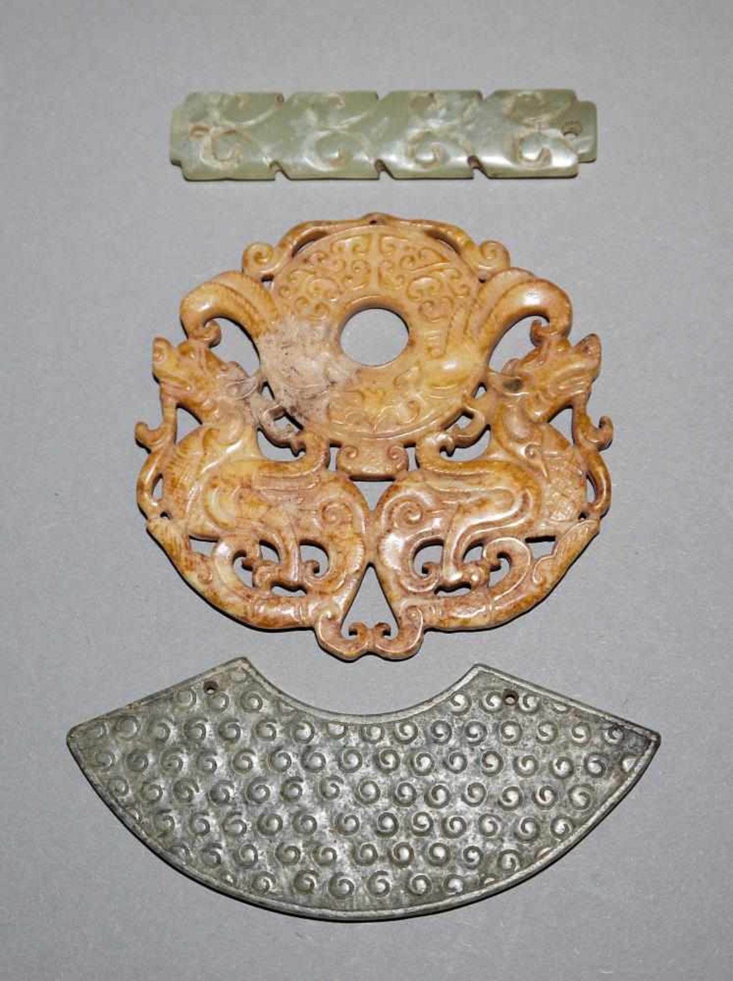 Vier chinesische Jadestücke nach archaischen Vorbildern, nicht aus der Periode Bi-Scheibe aus - Image 3 of 3