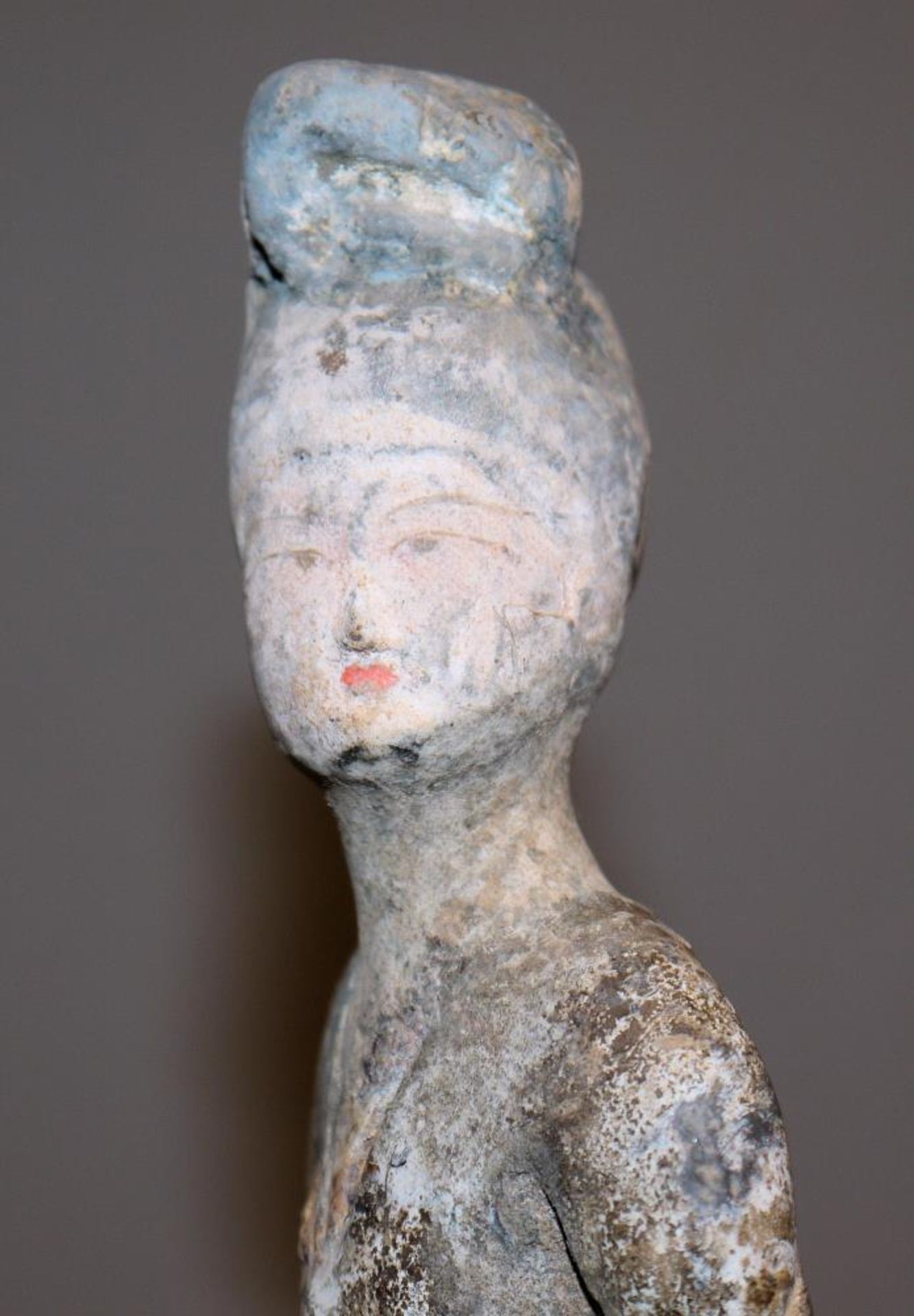 Pferd mit Reiterin, Terracotta-Plastik der Tang-Dynastie, China, 7. – 9. Jh. Das Pferd in - Image 3 of 5