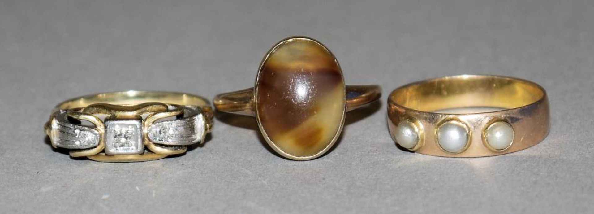 Drei Ringe mit Brillanten, Perlchen u. Achat ab 1920 Ring, 14kt Gelb- u. Weißgold, besetzt mit 3
