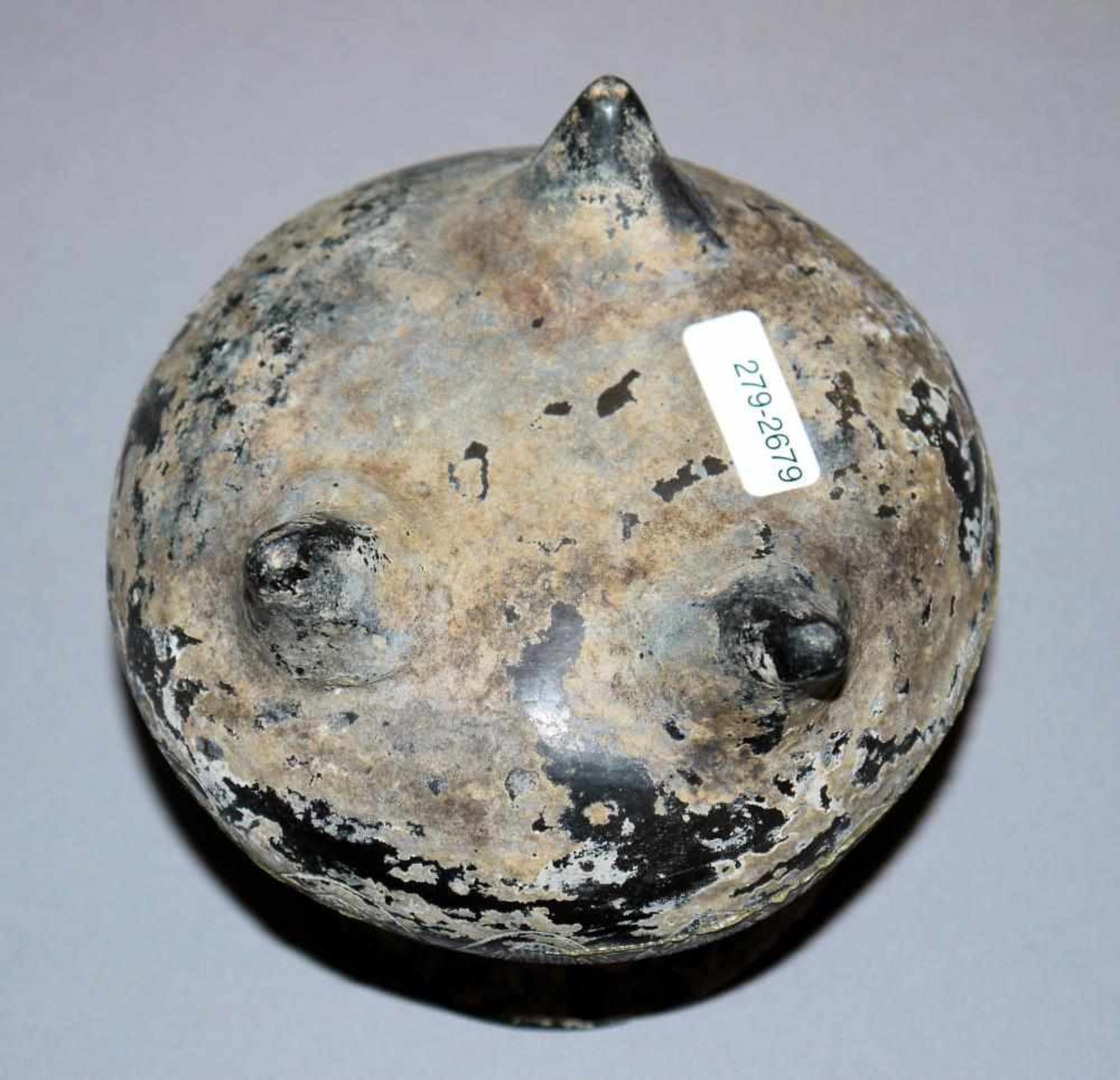 Antikes Dreifuß-Gefäß aus Ton Gefäß aus Ton mit schwarzer Engobe und starker Versinterung, - Image 3 of 3