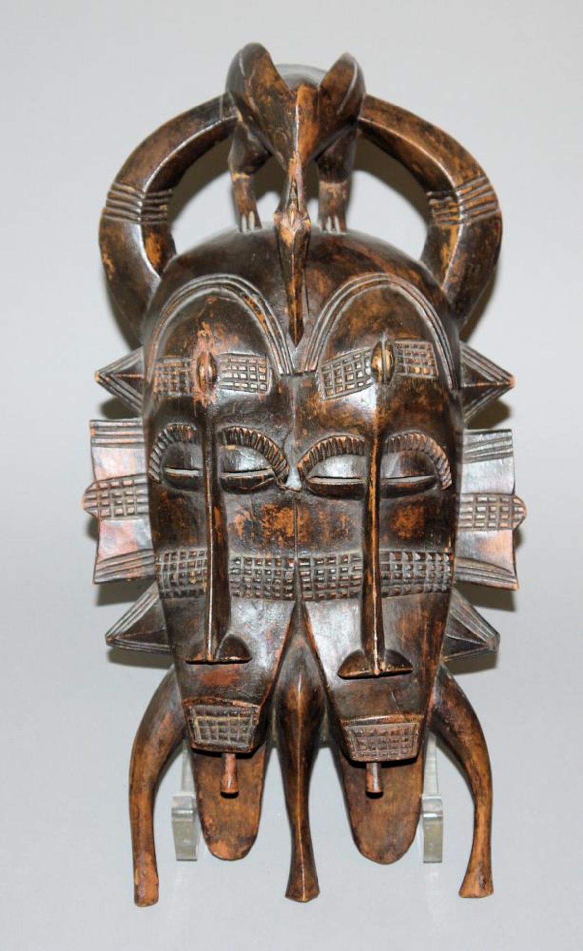 Kpelie-Doppelmaske der Senufo, Elfenbeinküste Doppelgesichtige Ahnenmaske mit Hörnern und einem