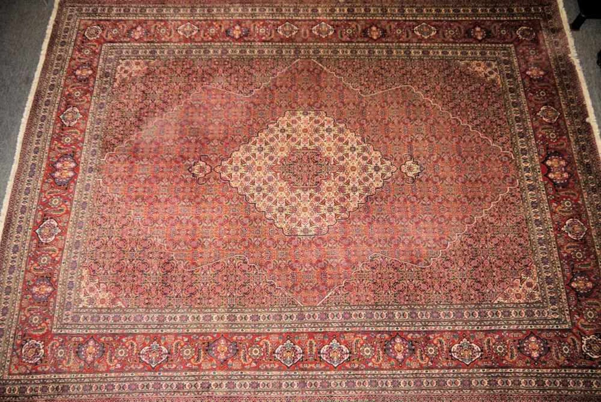 Großer Orientteppich Bidjar, Persien Teppich mit reichem Gartenmuster in Rottönen, Wolle auf