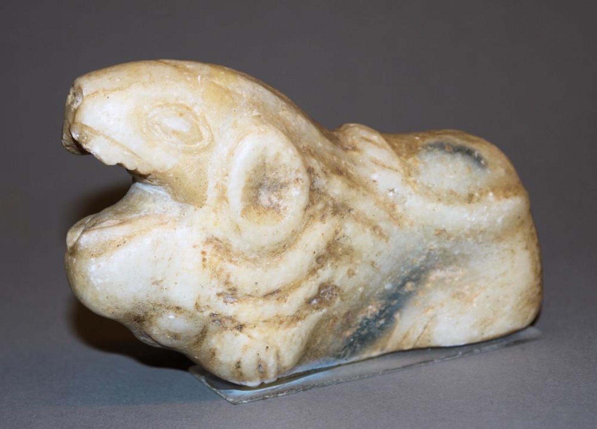 Skulptur eines Löwen, Marmor, wohl späthethitisch, Kleinasien, 9./8. Jh.v.Chr. Liegender Löwe,
