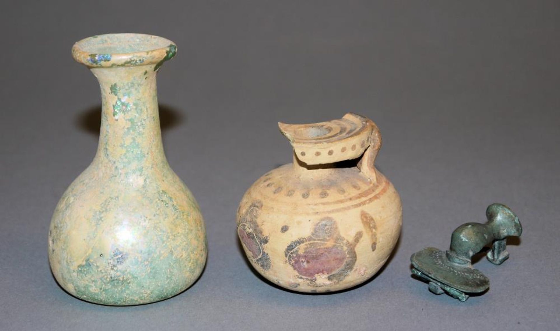 Aryballos mit Hopliten, mittel-korinthisch, um 600-570 v. Chr., Glas-Fläschchen und Knie-Fibel,