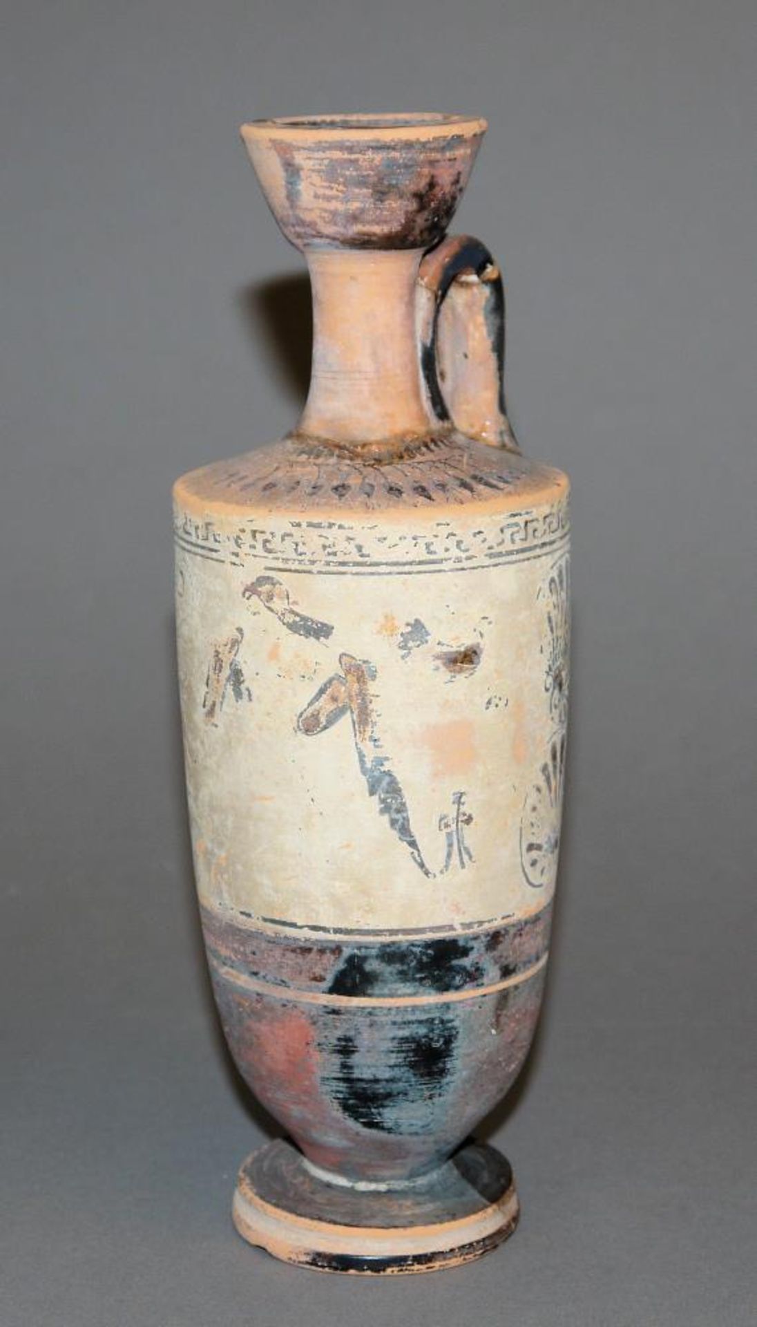 Attische weißgrundige Lekythos, Athen, um 500 v.Chr. Lekythos, rotbrauner Ton, Mündung, Henkel,