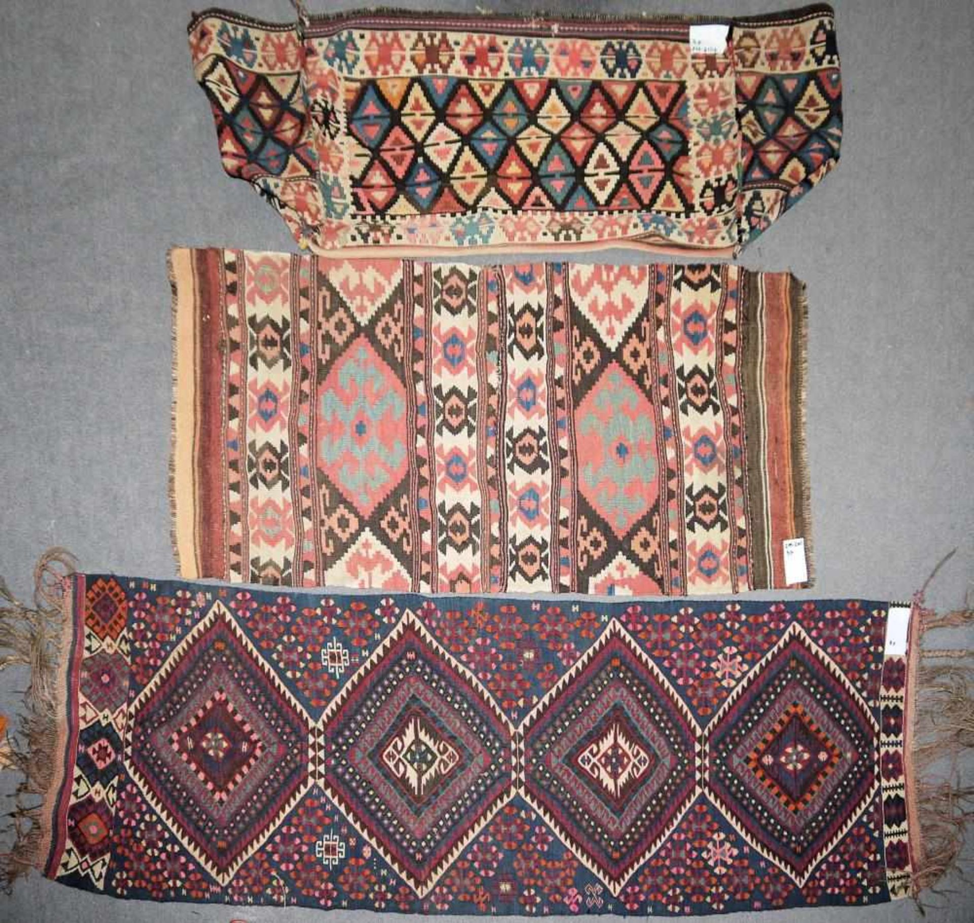 Zwei alte Kelims & Kelim-Wiege, Kaukasus, wohl Kasak, mind. 50-60 Jahre alt Wolle, Dunkelblau mit