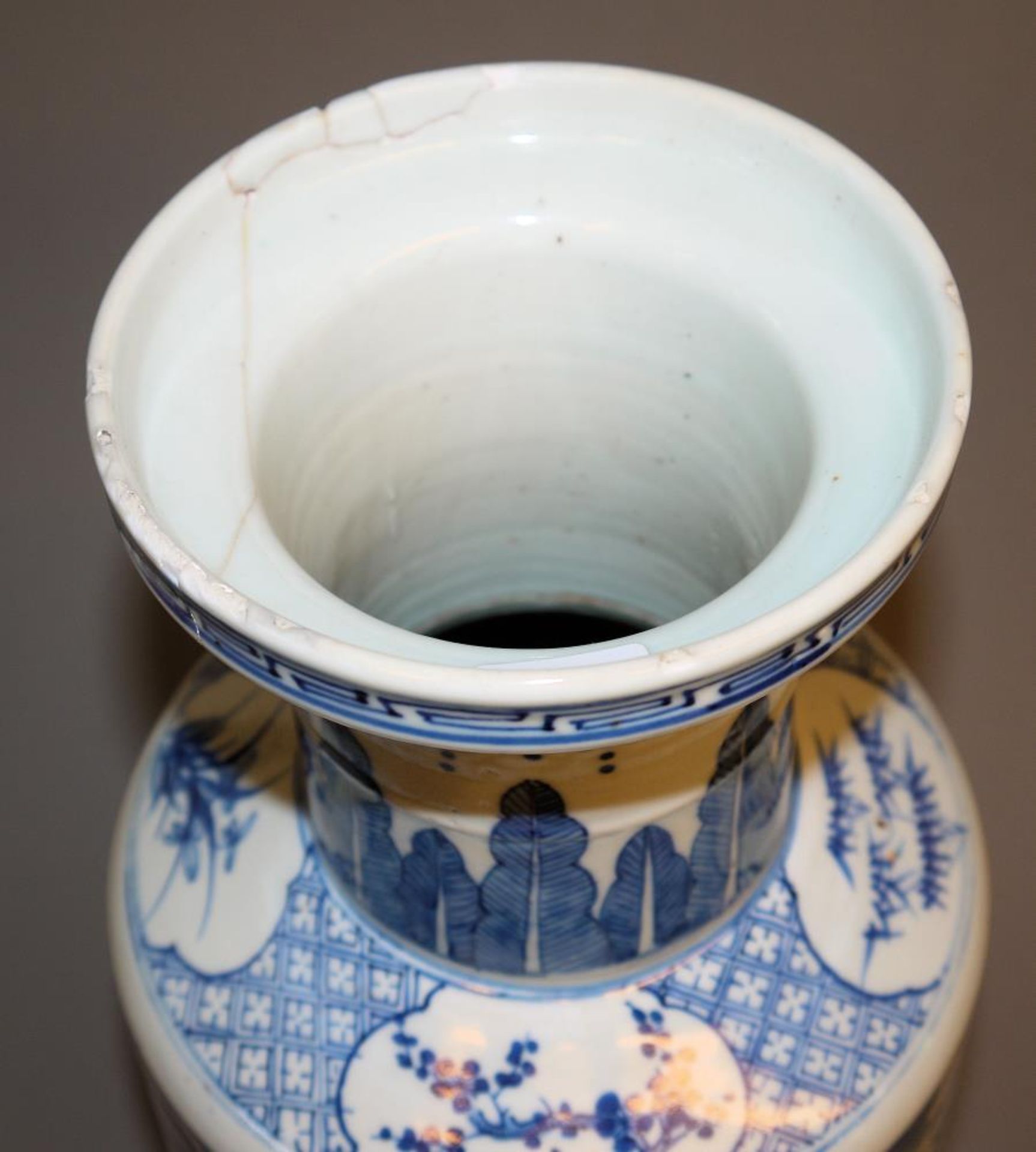 Große Blauweiß-Rouleauvase mit Elsternpaar, späte Qing-Zeit, China 19. Jh. Porzellanvase, bemalt mit - Image 2 of 3