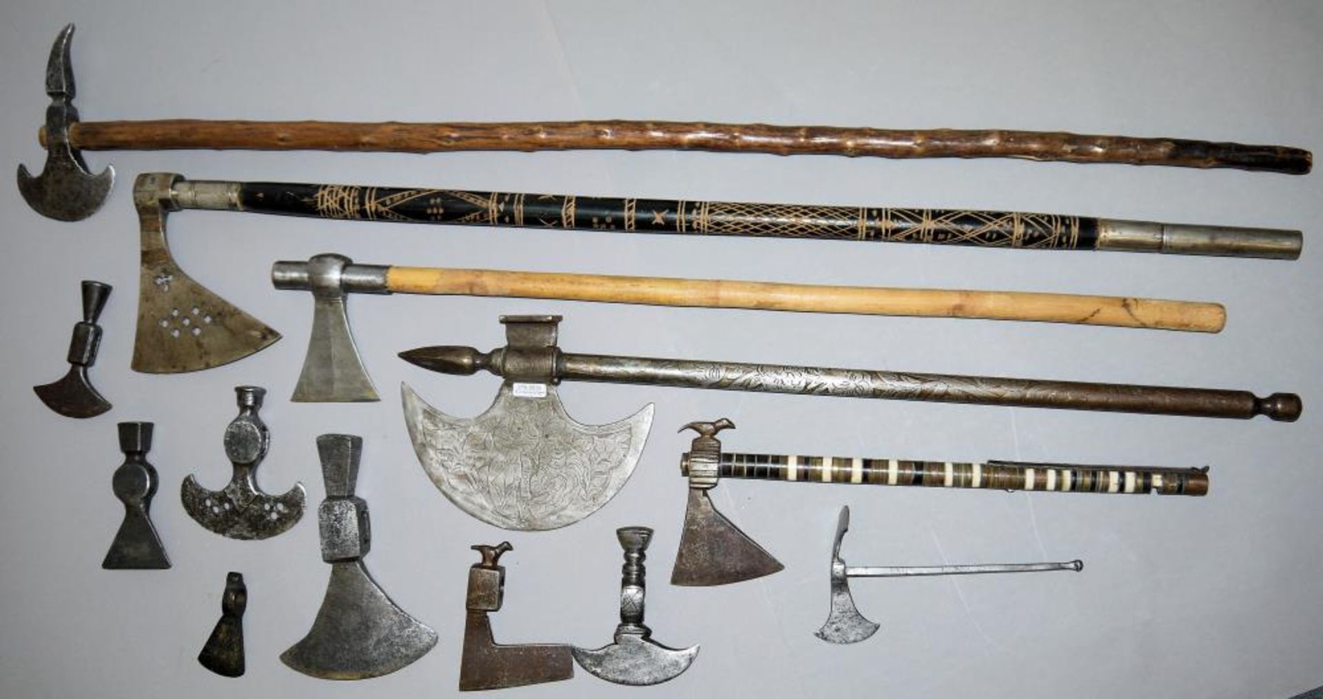 Sammlung orientalischer Äxte und Axtklingen Fünf indo-persische Tabar, Äxte mit Schaft, L 38 – 100