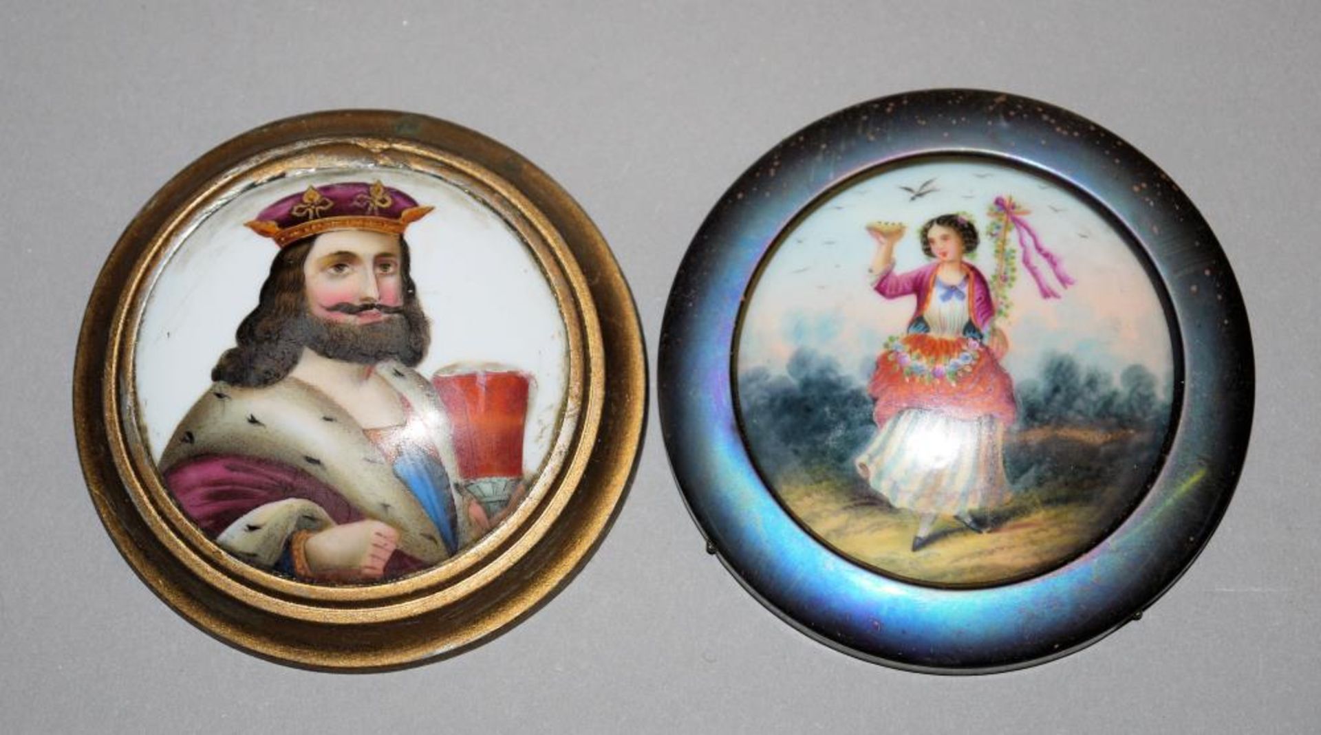 2 Porzellan-Miniaturen um 1800/1820, Junge Frau und gekrönter Herrscher, beide gerahmt Bildnis einer