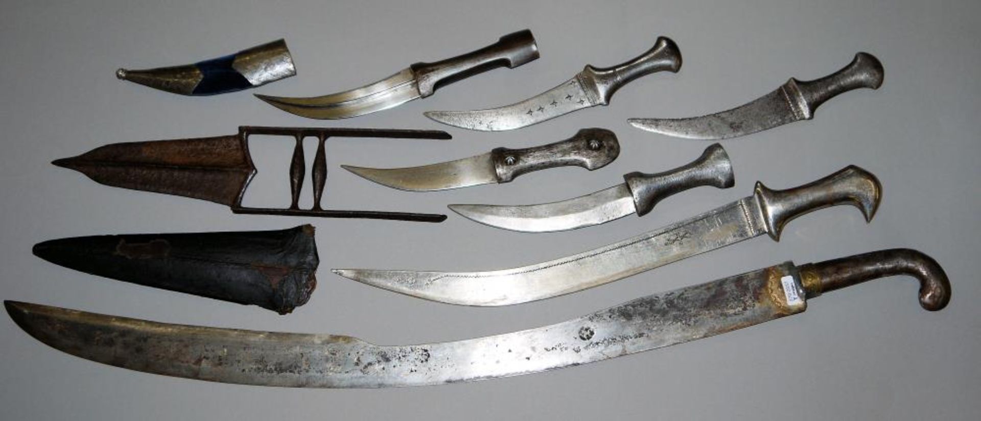 Acht indische Stich- und Schlagwaffen aus Eisen Sechs Jambiya, alle mit eisernen Griffen, einmal mit