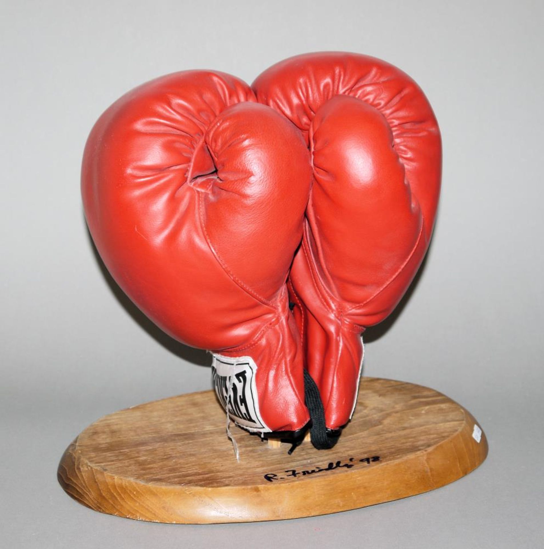 Robert Friedly, „Schmerzliebe- Everlast“, Boxhandschuhe / Holz, sign. Robert Friedly, *1945 Oakland/