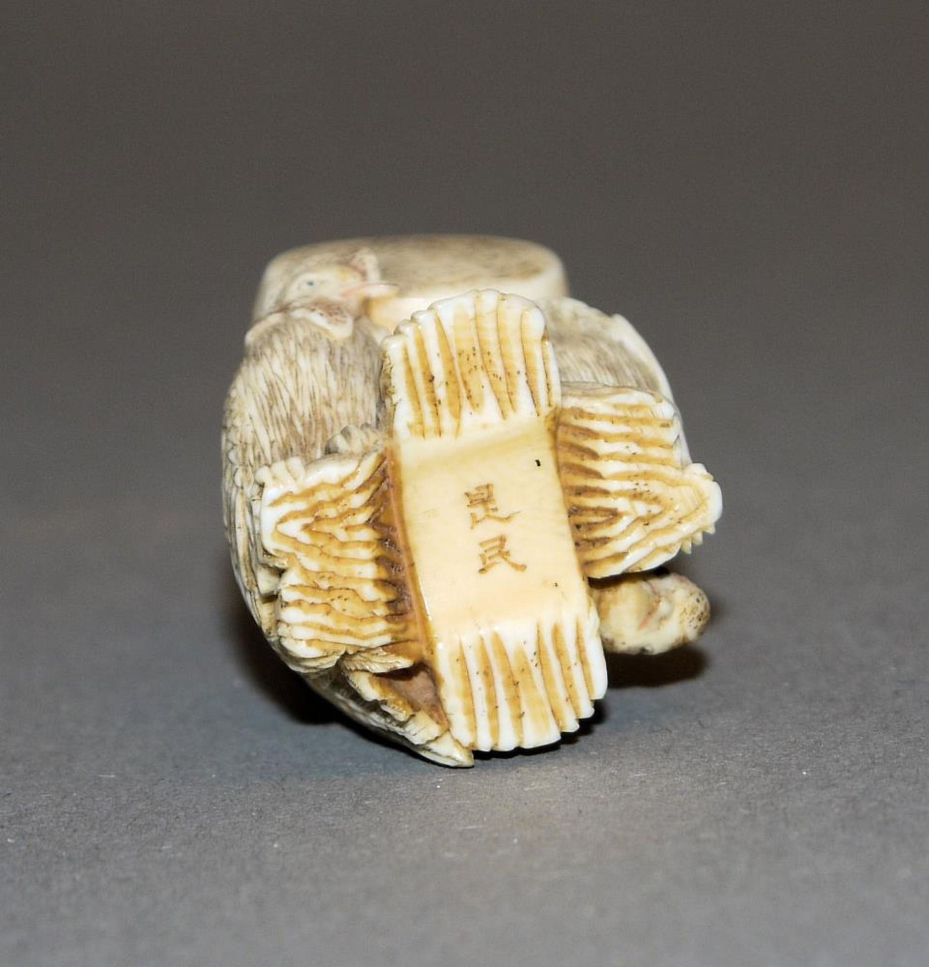 Hühnerpaar und Trommel, Elfenbein-Netsuke der Meiji/Taisho-Zeit, Japan, Anfang 20. Jh. Hahn und - Bild 3 aus 3