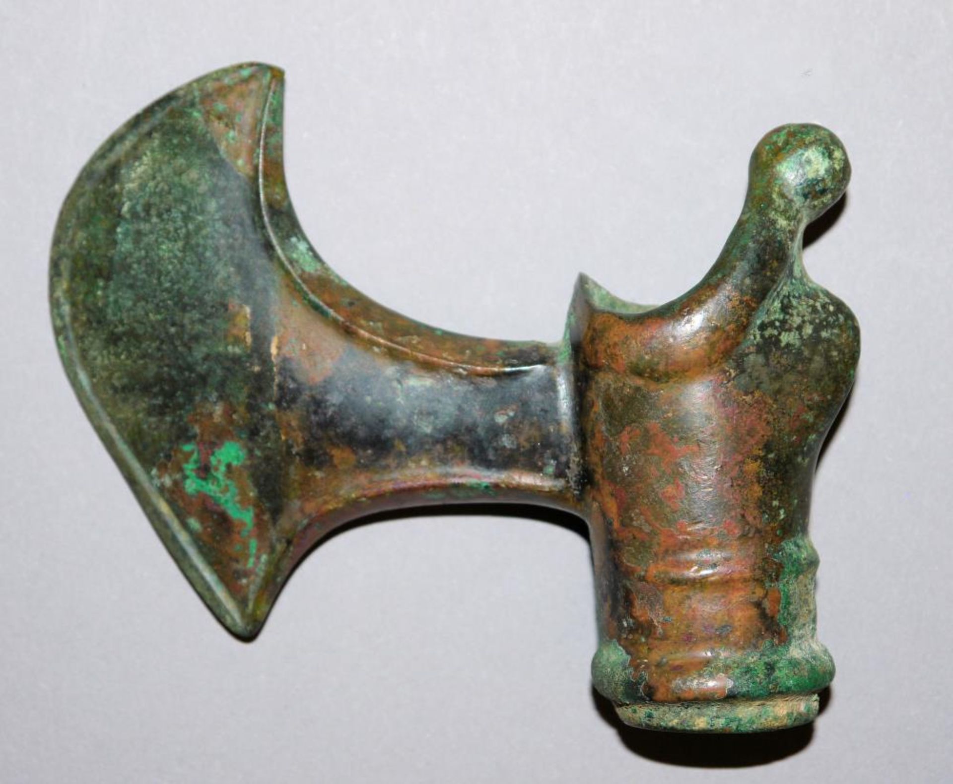 Bronzezeitliche Axtklinge der Luristan-Kultur, Persien, ca. 12. – 7. Jh. v. Chr. Axtkopf mit - Bild 2 aus 2