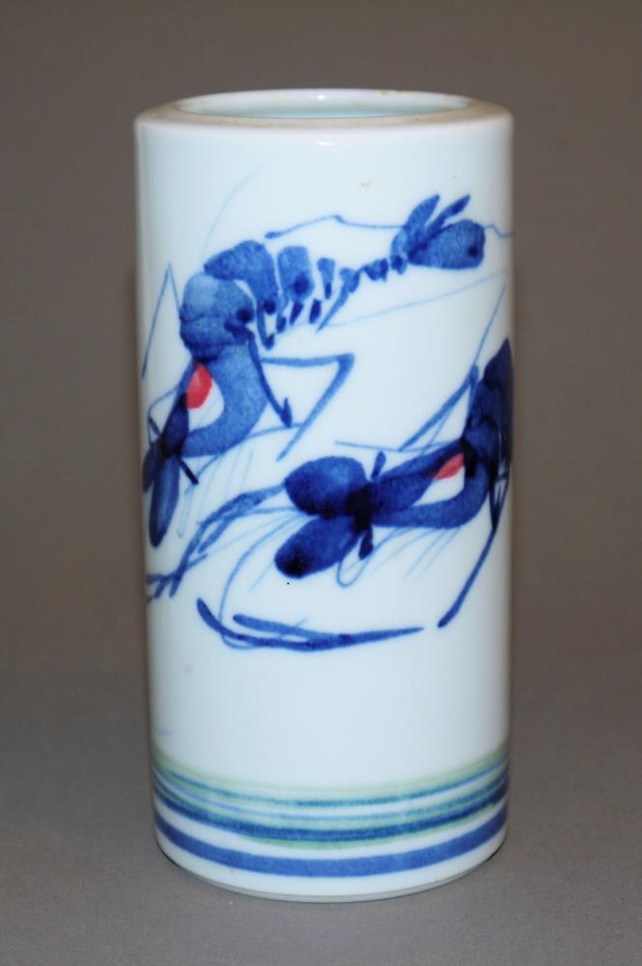 Blauweiß-Pinselbecher in Art des Qi Baishi, China 20. Jh. Zylinderbecher aus Porzellan, im Stil