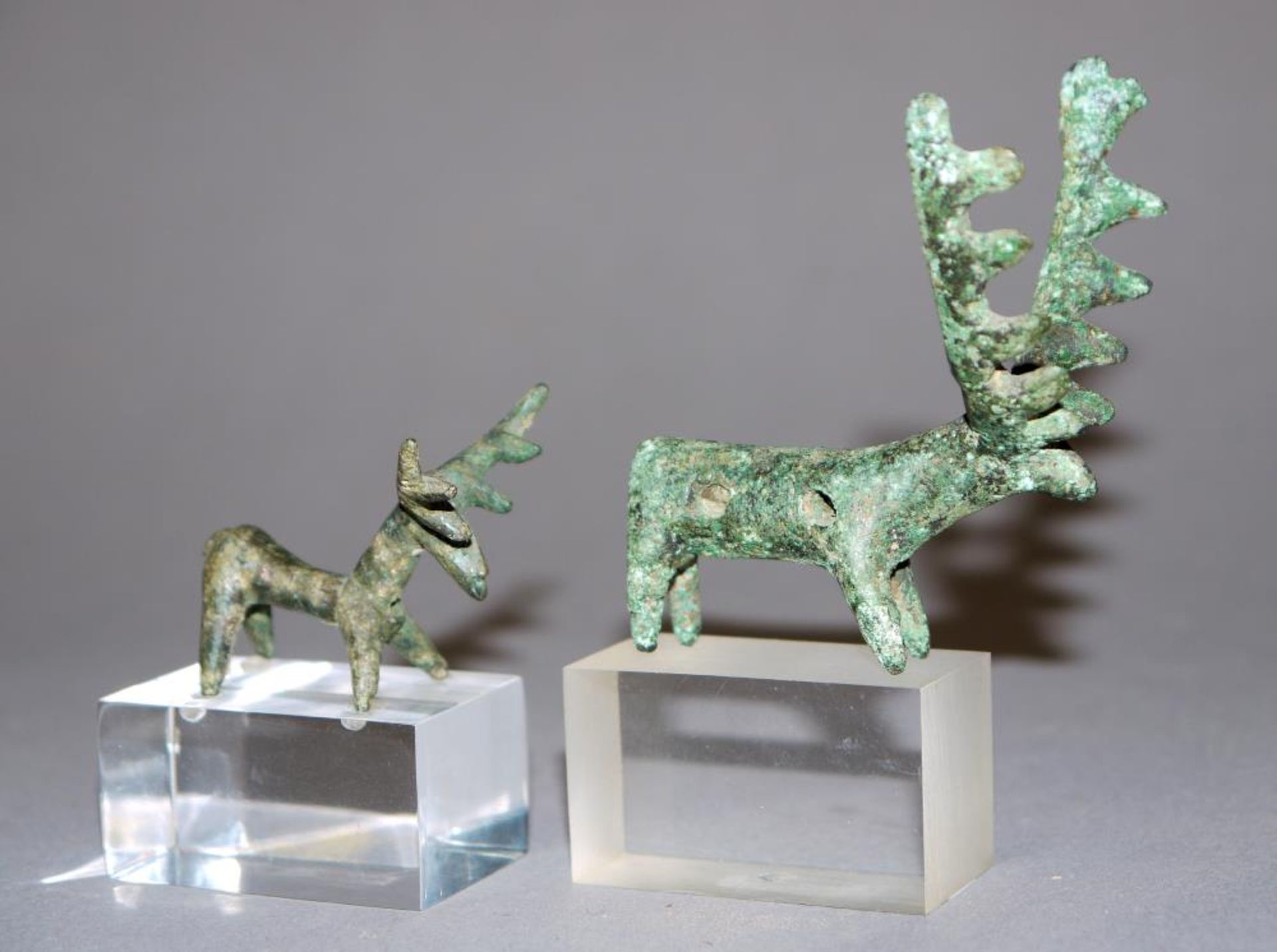 Zwei Hirsche, Kleinbronzen aus Luristan, Persien, ca. 12. – 7. Jh. v. Chr. Großer und kleinerer