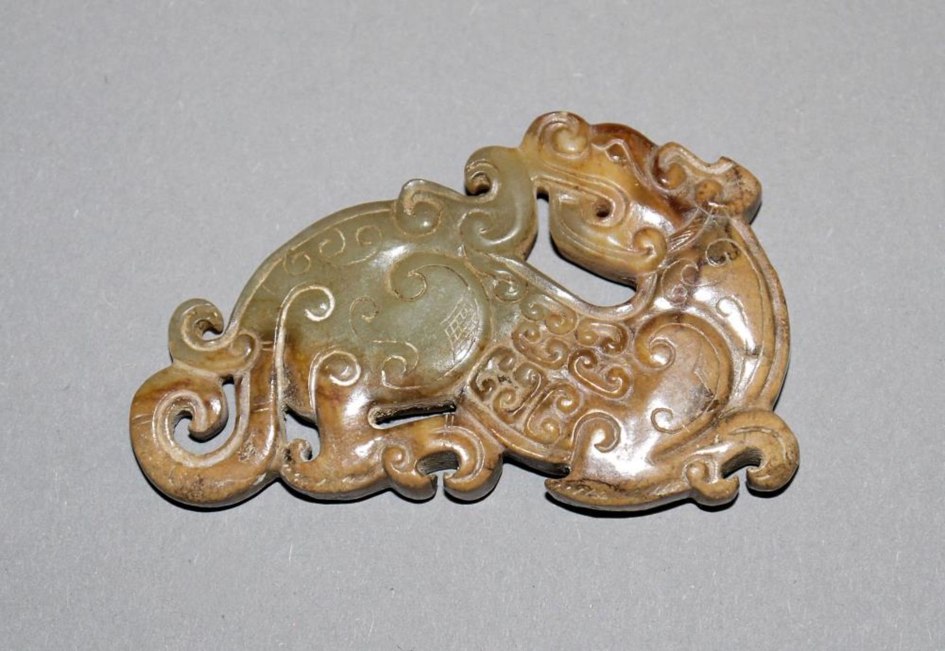 Feines Jade-Amulett eines Pixiu oder Drachen, Zeit der Östl. Zhou, China 5. - 3. Jh. v. Chr. - Image 2 of 2