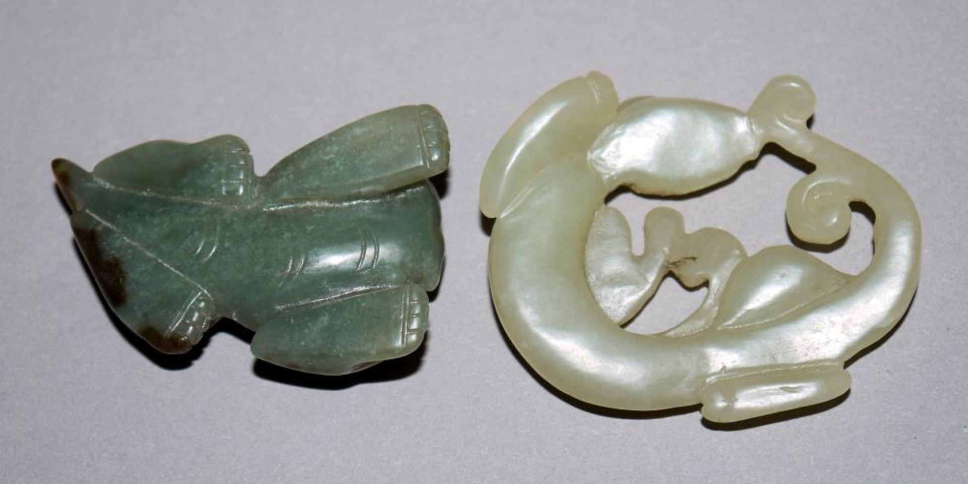 Chilong und Pixiu, zwei chinesische Jadestücke Die ruhenden Fabeltiere aus hell- und dunkelgrünem - Image 2 of 2