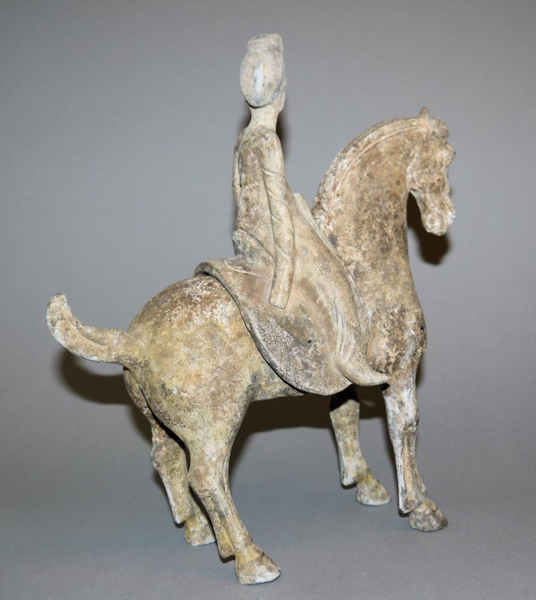 Pferd mit Reiterin, Terracotta-Plastik der Tang-Dynastie, China, 7. – 9. Jh. Das Pferd in - Image 4 of 5