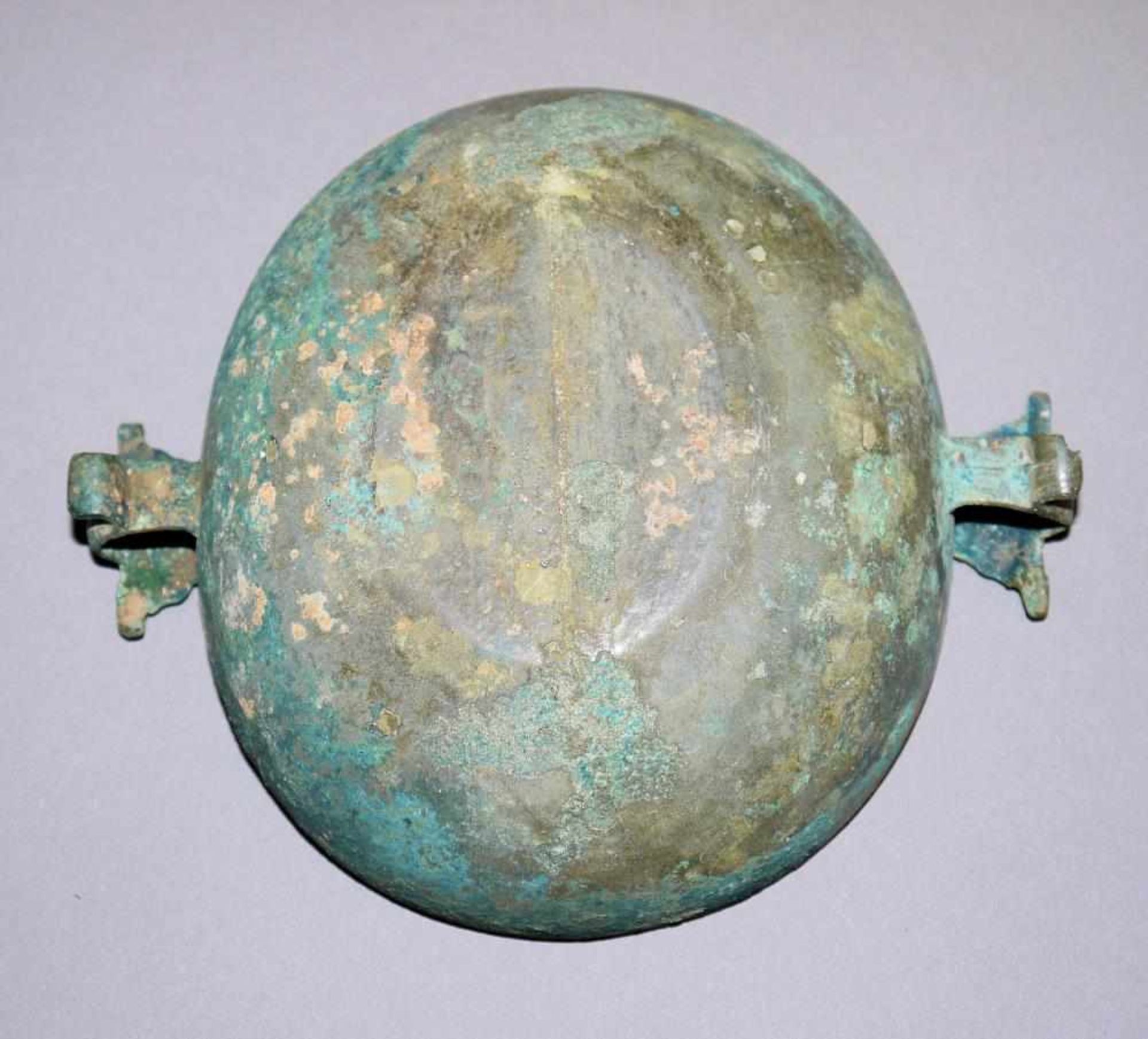 Bronzeschale mit Taotie-Henkeln, Streitende Reiche, China 5.- 3 Jh. v. Chr. Ovale Schale mit - Image 4 of 4