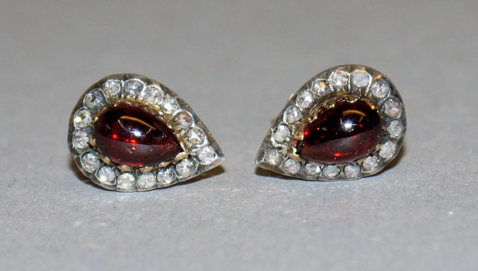 Rubin-Ohrringe mit Diamanten mit 1900/20, Liebhaberstücke! 18kt Gelbgold, besetzt mit je einem