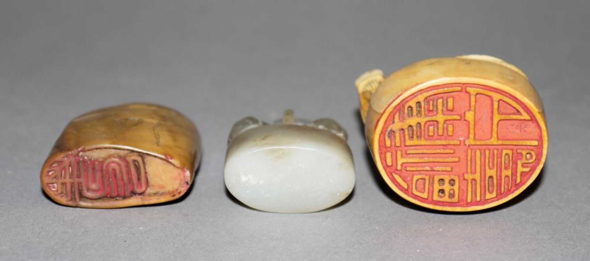Drei Siegel aus Elfenbein und Jade, Qing-Zeit, China 19. Jh. Elfenbeinsiegel mit der - Bild 2 aus 2