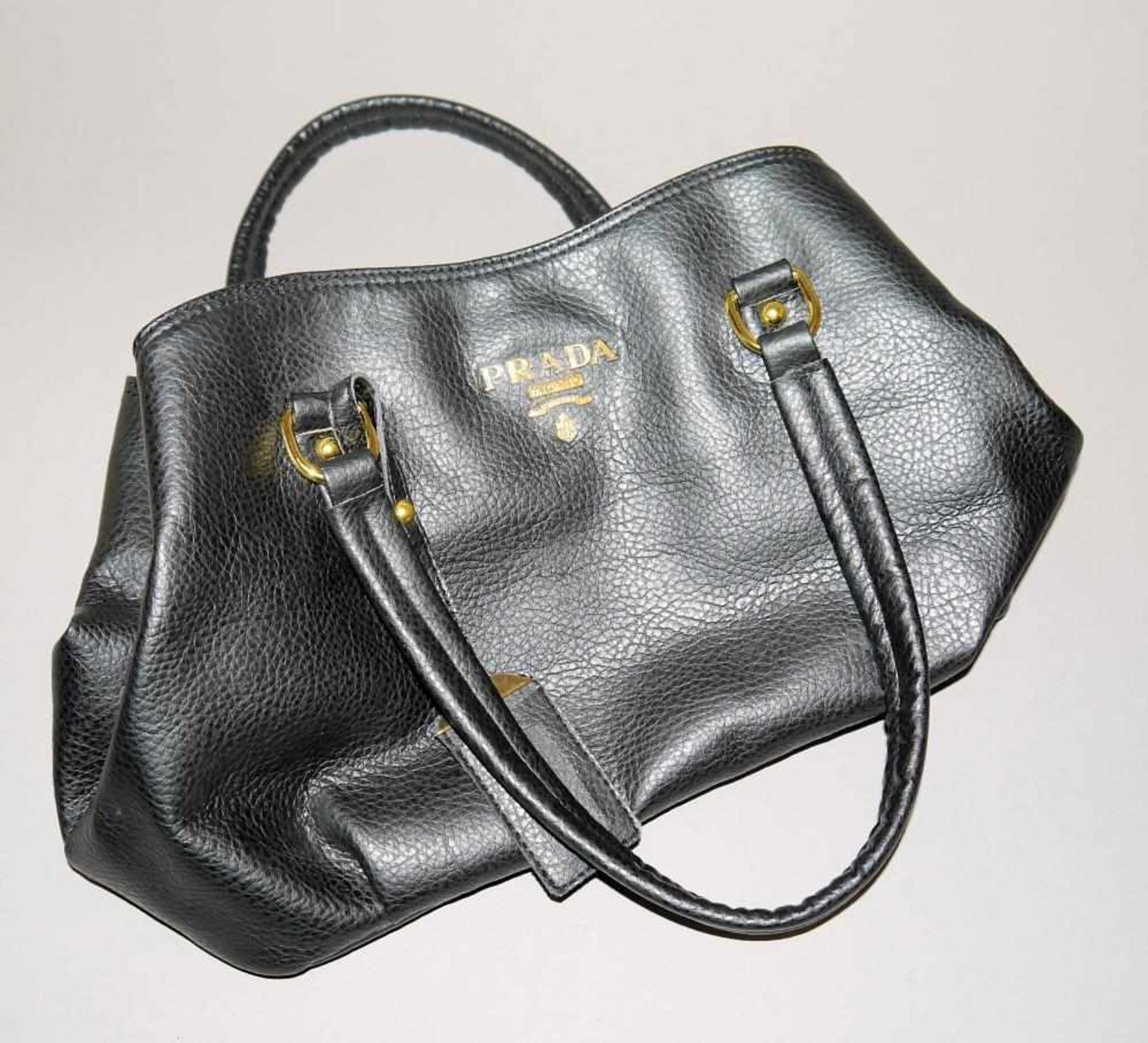 Prada-Handtasche, schwarzes Leder mit goldfarbenen Applikationen Maße ca. Höhe: 24 cm Breite: 40