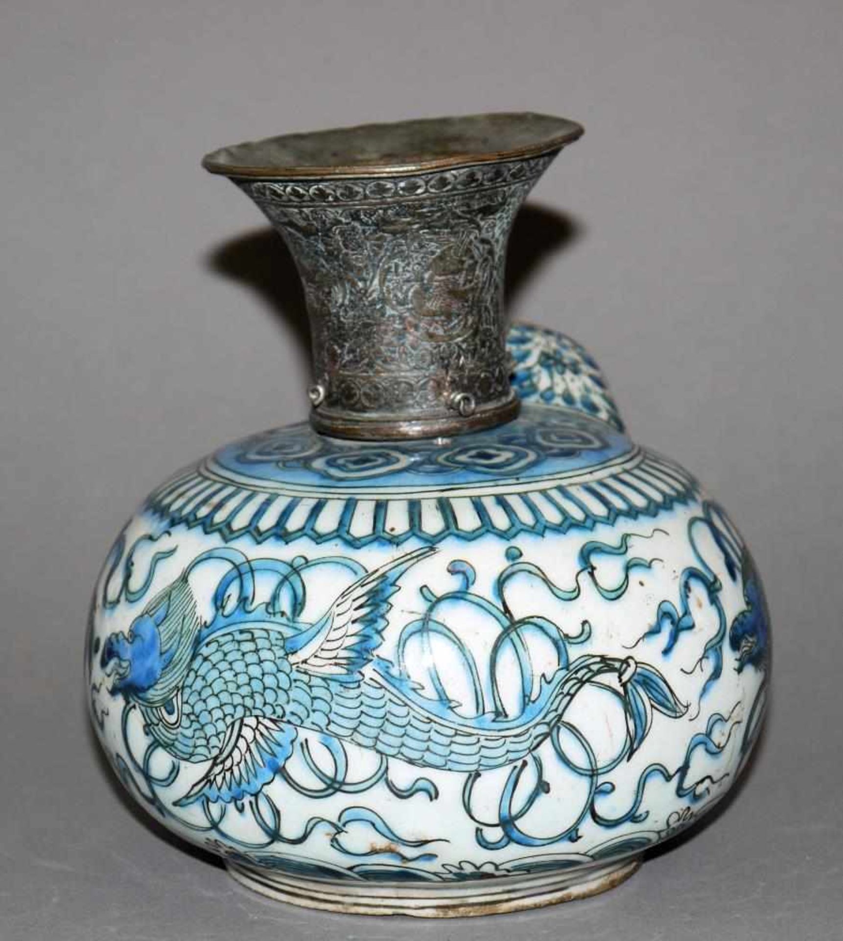 Chinoiserie-Kendi der Safawiden-Zeit, Persien 17. Jh. Blauweiß-Wassergefäß aus Steingut mit - Bild 2 aus 2