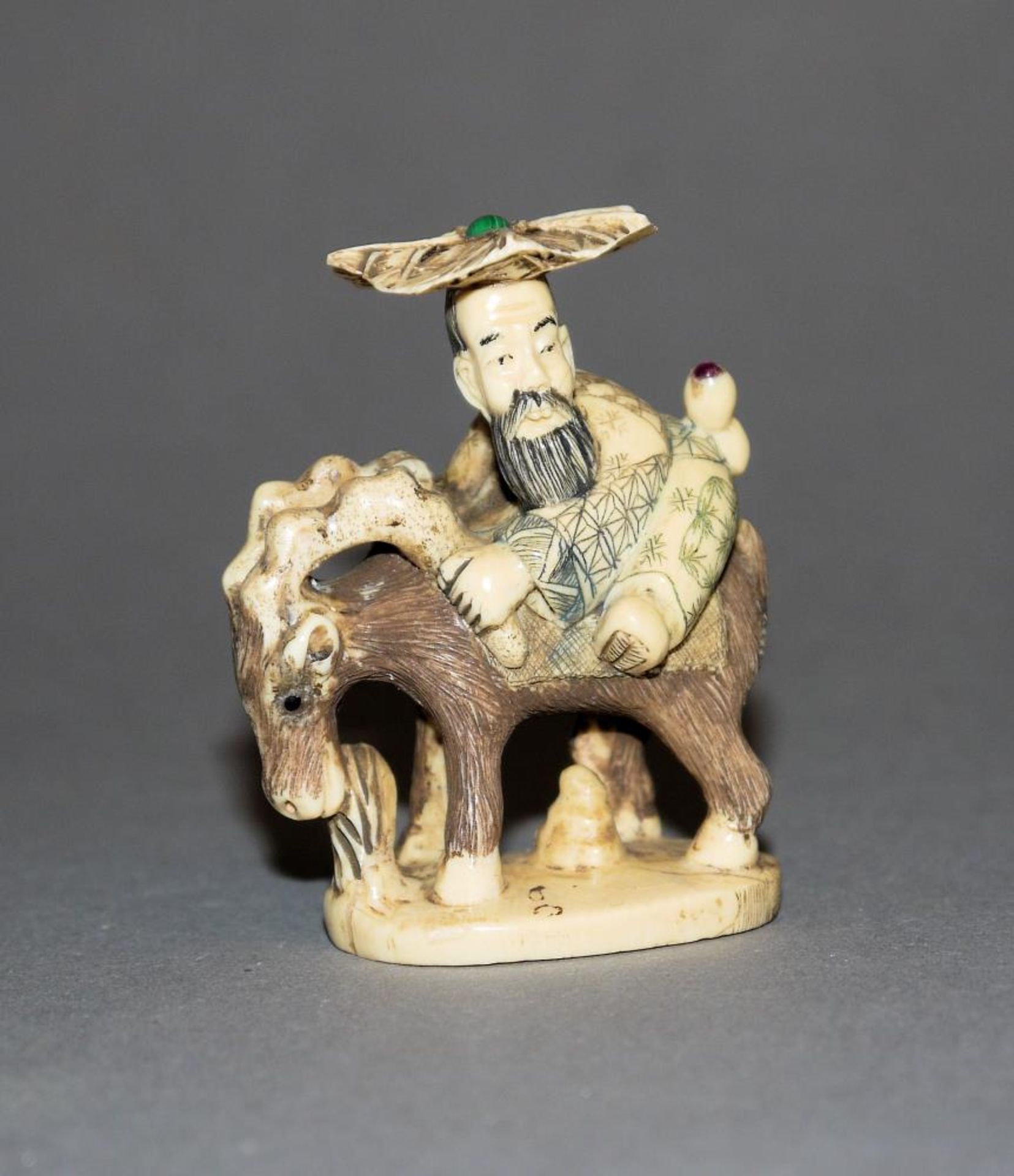 Bauer auf Ziegenbock, Elfenbein-Netsuke, Japan, Anfang 20. Jh. Ironische Darstellung eines Mannes