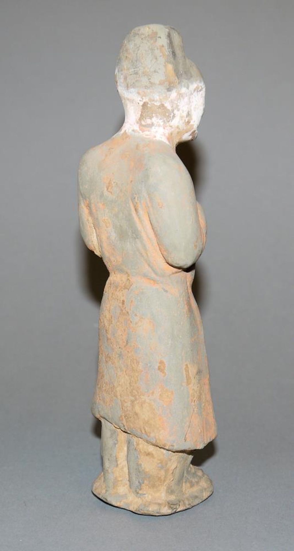 Mingqi-Figur der Yuan-Dynastie, China 13. – 14. Jh. Stehende Grabfigur, die Arme vor der Brust - Bild 2 aus 2