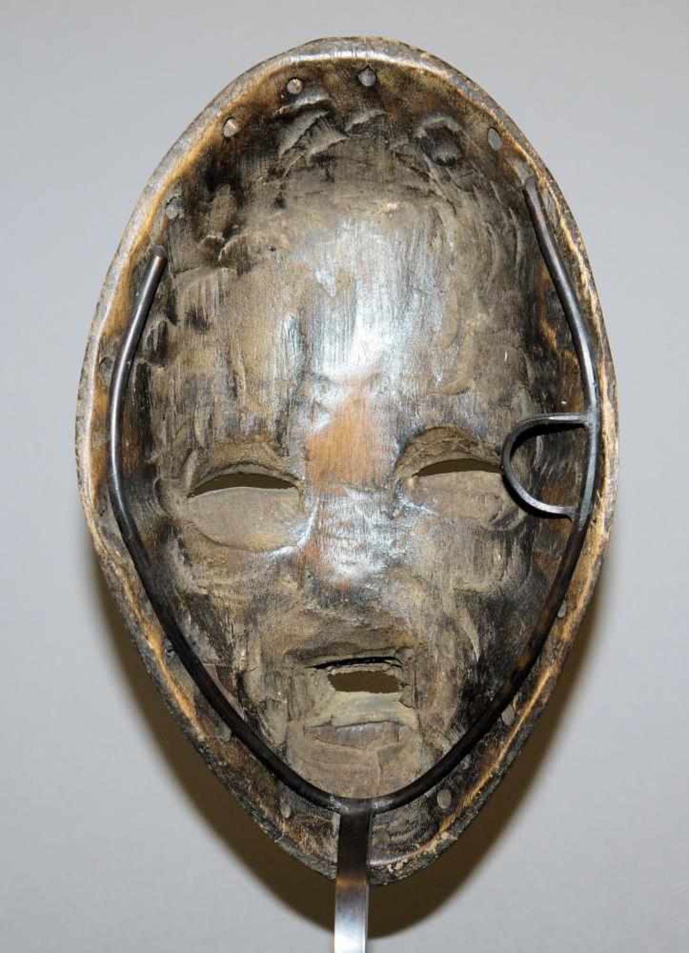Maske der Dan, Liberia/Elfenbeinküste Maske mit geschlitzten Augen, prominenter Lippenpartie und - Bild 3 aus 3