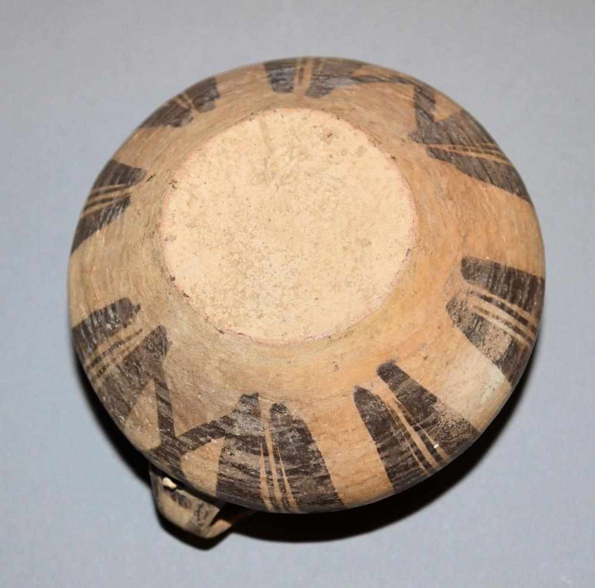 Neolithisches Henkelgefäß, Yangshao-Kultur, China, ca. 3. Jt. v. Chr. Keramikgefäß aus hellbraunem - Bild 3 aus 3