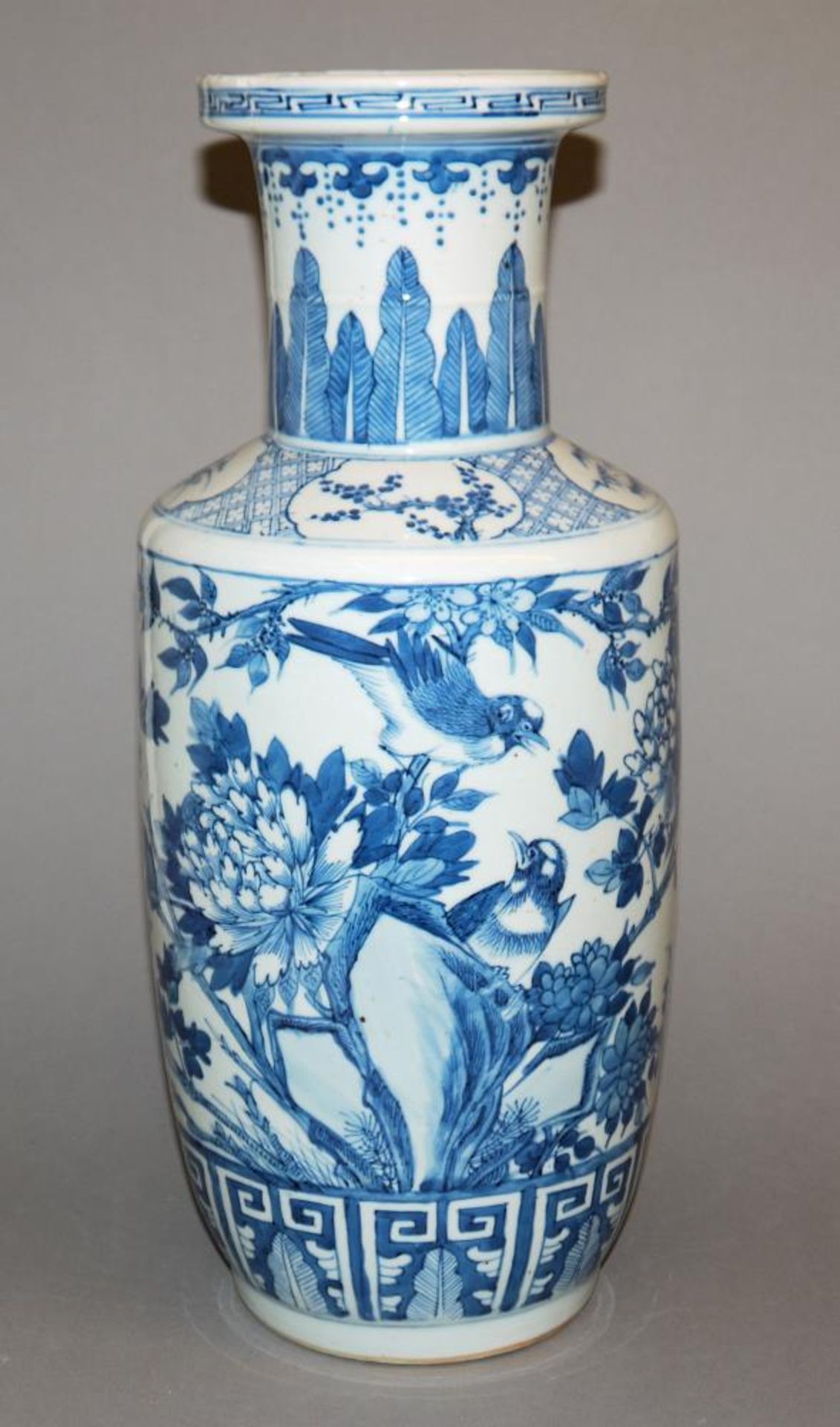 Große Blauweiß-Rouleauvase mit Elsternpaar, späte Qing-Zeit, China 19. Jh. Porzellanvase, bemalt mit