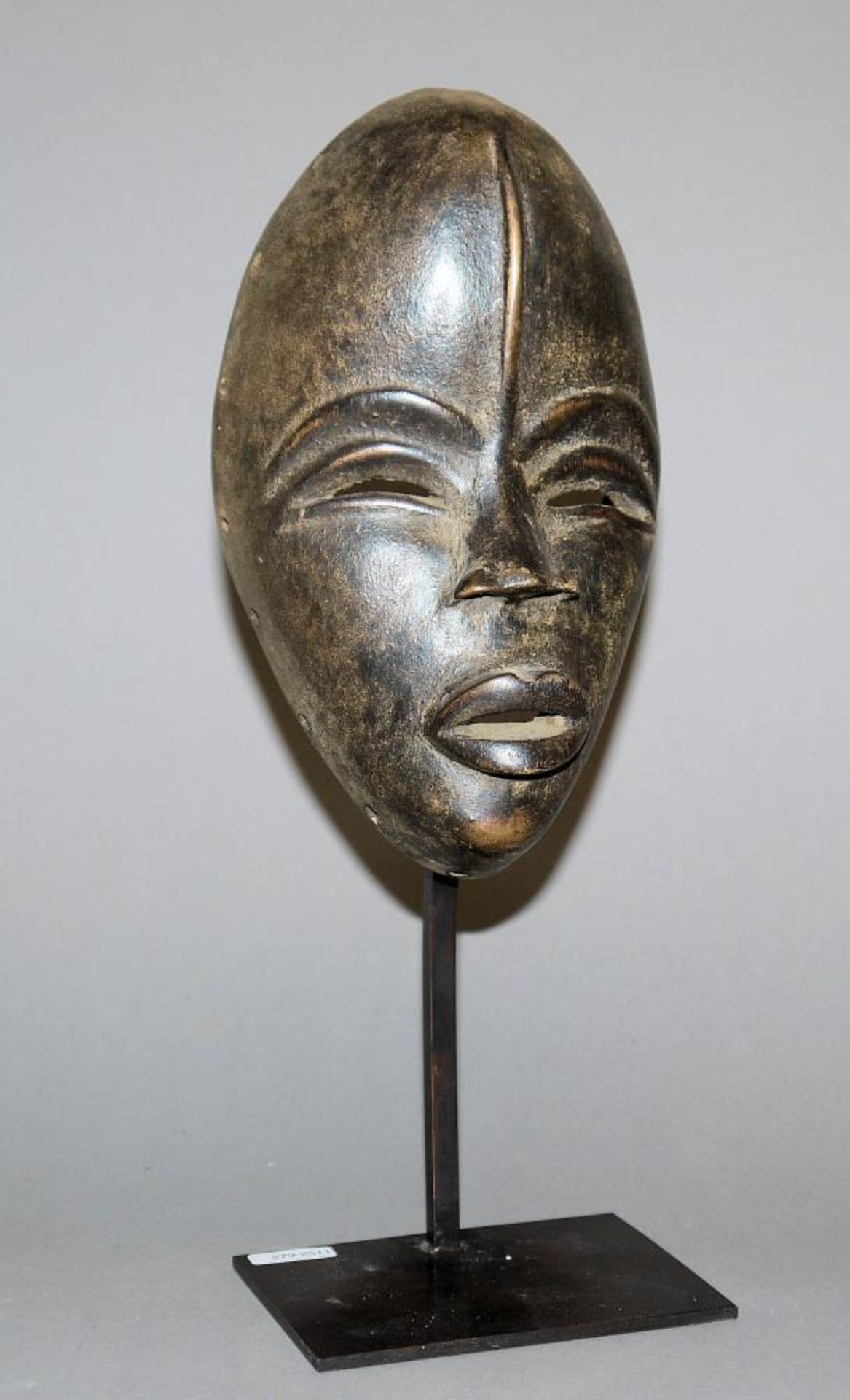 Maske der Dan, Liberia/Elfenbeinküste Maske mit geschlitzten Augen, prominenter Lippenpartie und