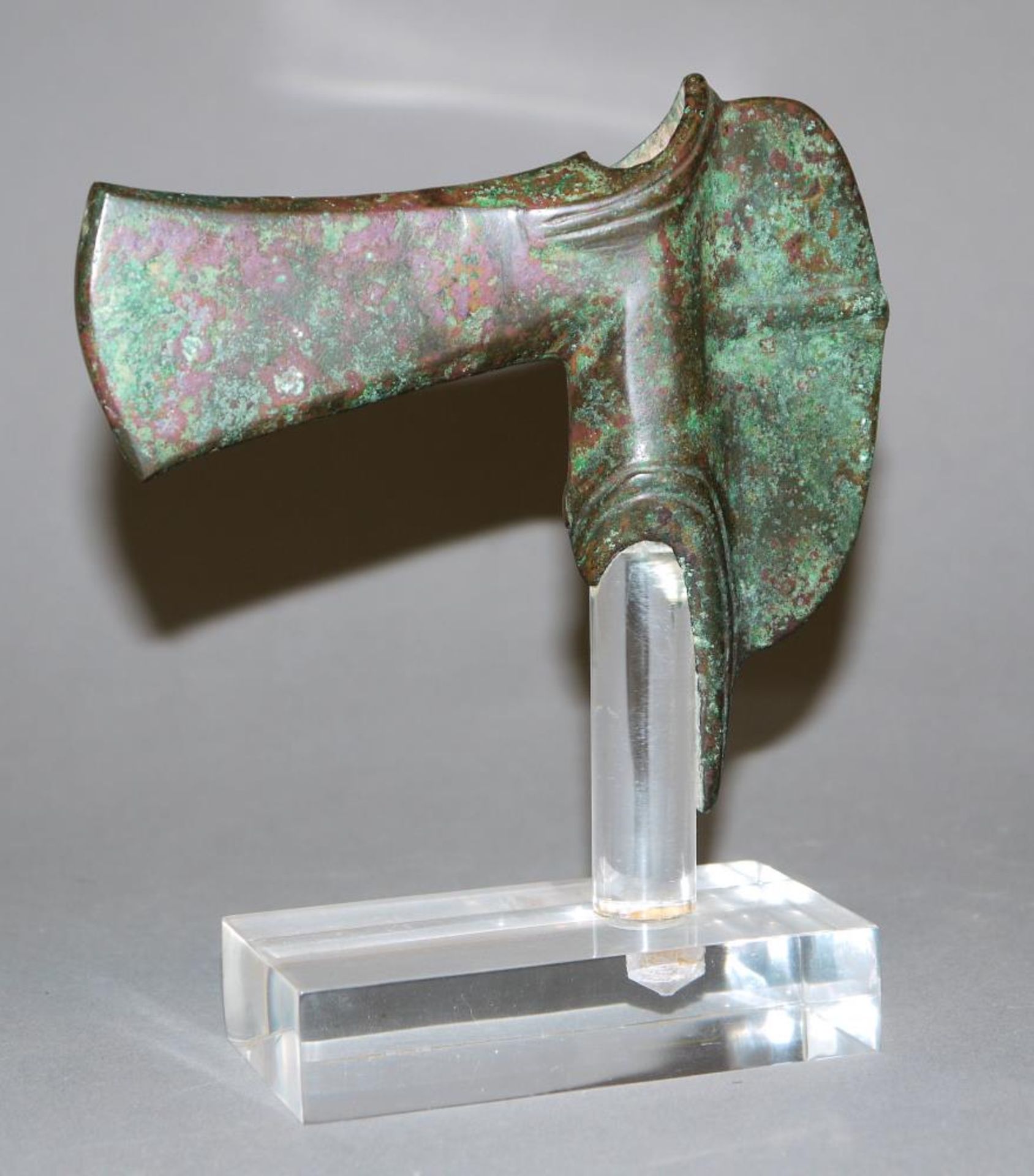 Axtklinge aus Bronze, Luristan, Persien, ca. 12. – 7. Jh. v. Chr. Bronzezeitliche Axt der Luristan-