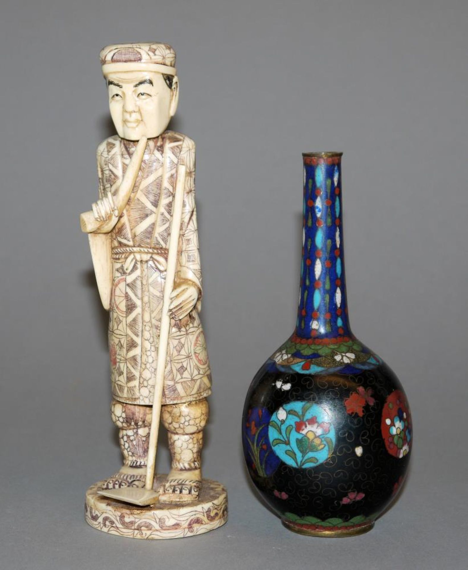 Japanische Cloisonné-Vase & Beinschnitzerei Langhalsvase mit Zellenemail, H 15,5 cm sowie Bauer