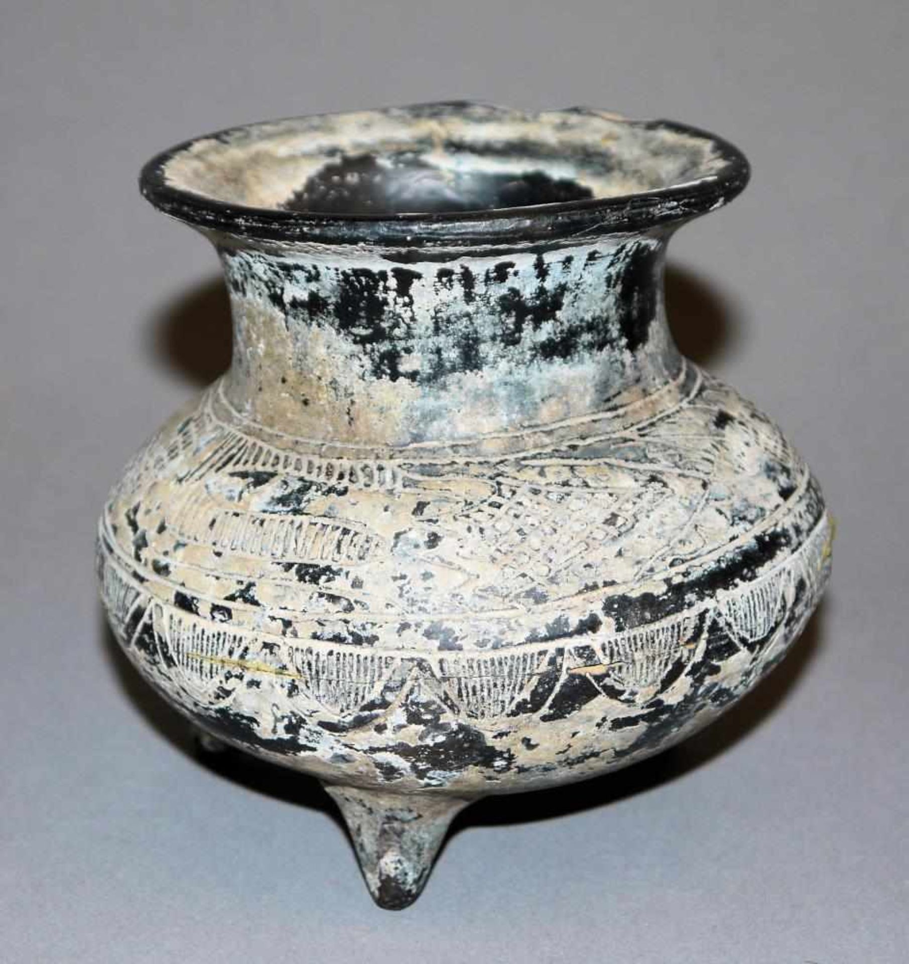 Antikes Dreifuß-Gefäß aus Ton Gefäß aus Ton mit schwarzer Engobe und starker Versinterung,