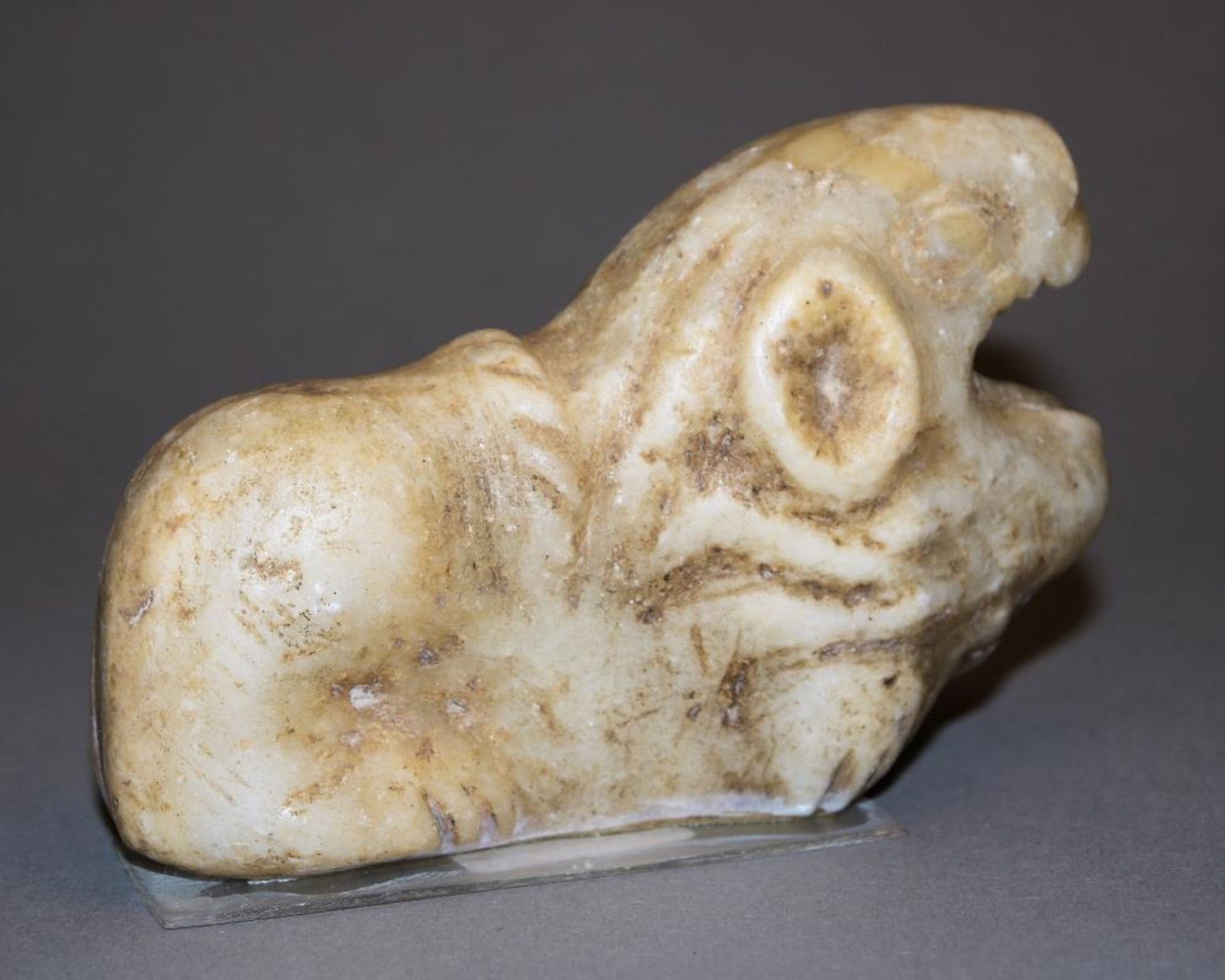 Skulptur eines Löwen, Marmor, wohl späthethitisch, Kleinasien, 9./8. Jh.v.Chr. Liegender Löwe, - Image 2 of 2