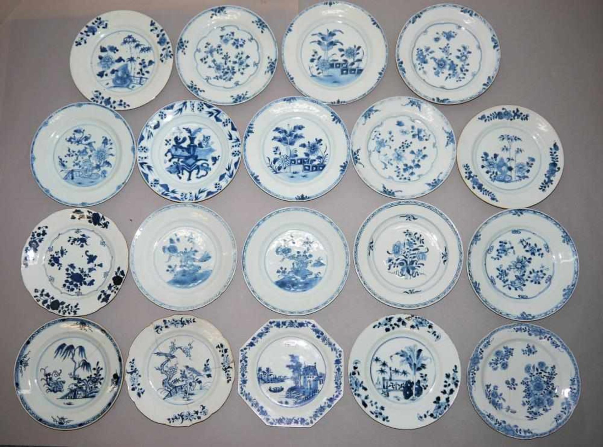 Große Sammlung Blauweiß-Teller, Export-Porzellan der Qianlong-Zeit, China, 2. H. 18. Jh. 19