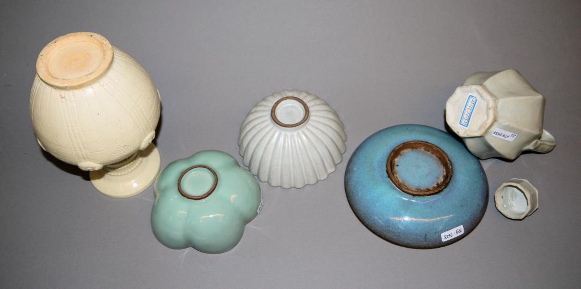 Fünf chinesische Keramiken im Stil der Song-Periode Kännchen mit Seladonglasur, H 14,5 cm; Vase - Bild 2 aus 2