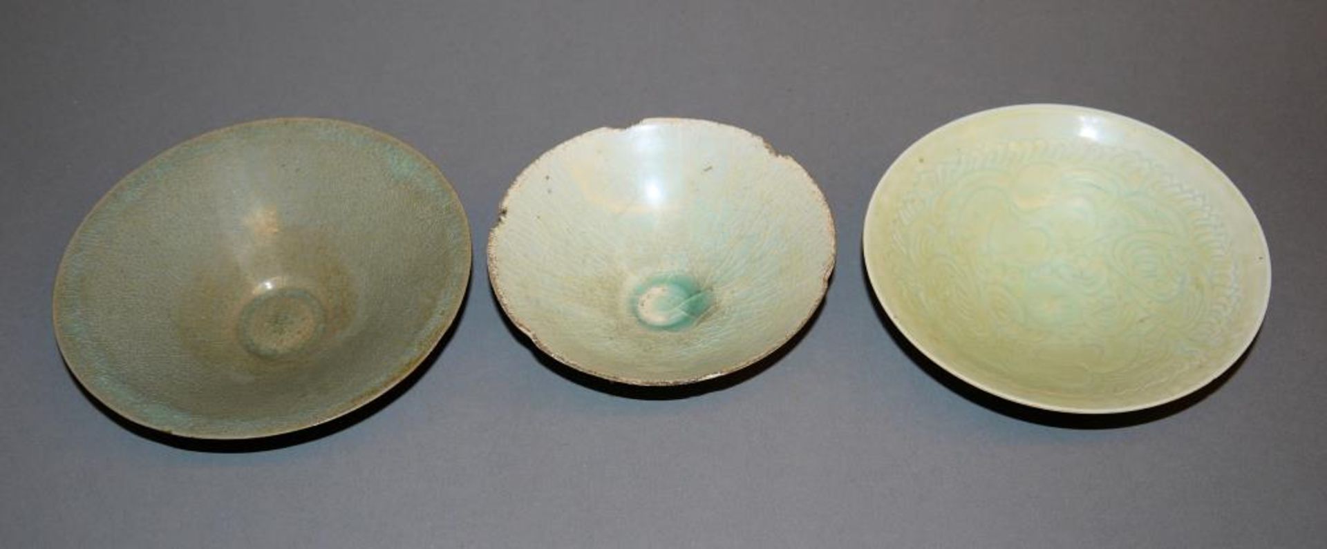 Drei Schalen in Yingqing-Porzellan ab Song-Dynastie, China 12. Jh. oder später Schale mit