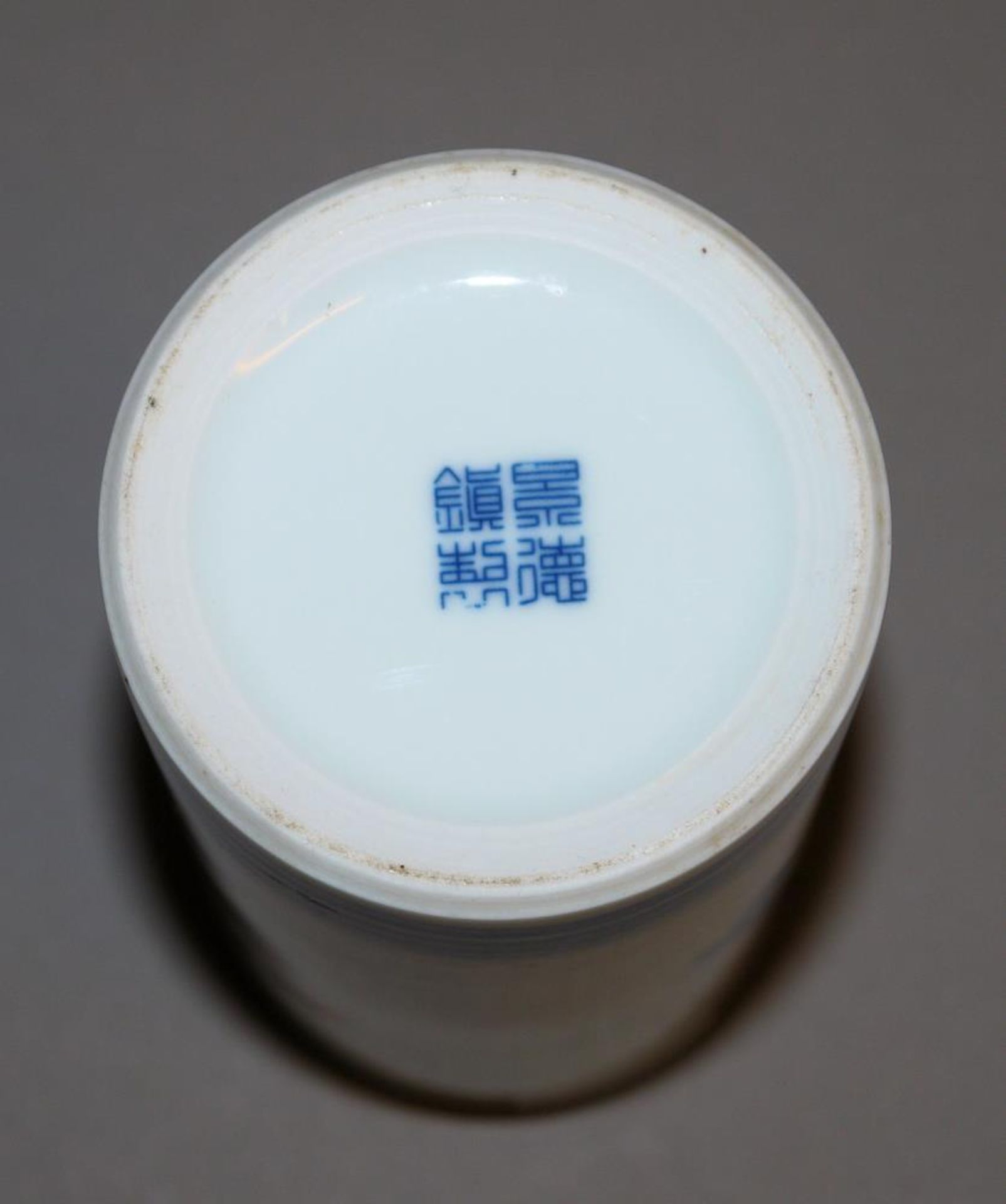 Blauweiß-Pinselbecher in Art des Qi Baishi, China 20. Jh. Zylinderbecher aus Porzellan, im Stil - Image 3 of 3