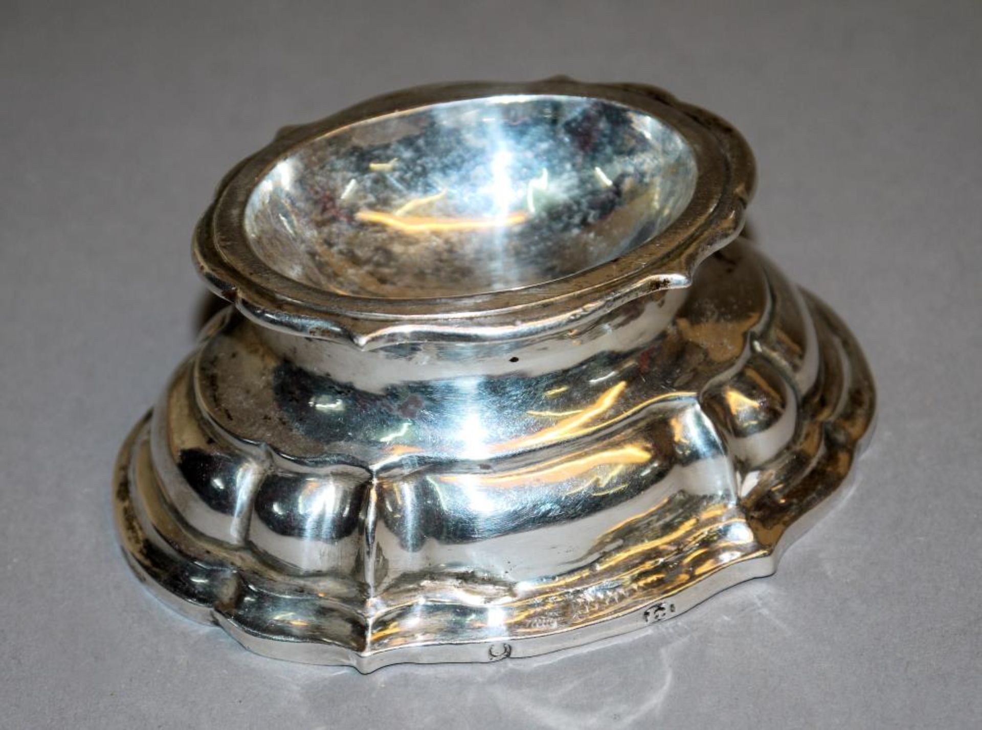 Silberne Salière des Barocks, deutsch 18. Jh. Gewürzschälchen aus getriebenem Silber, zwei