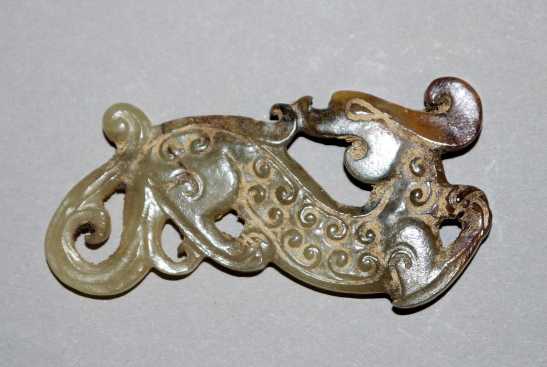 Drachen und Bi-Scheibe aus Jade, wohl Zeit der Streitenden Reiche, China 5. – 3. Jh. v. Chr. Drachen - Image 3 of 4